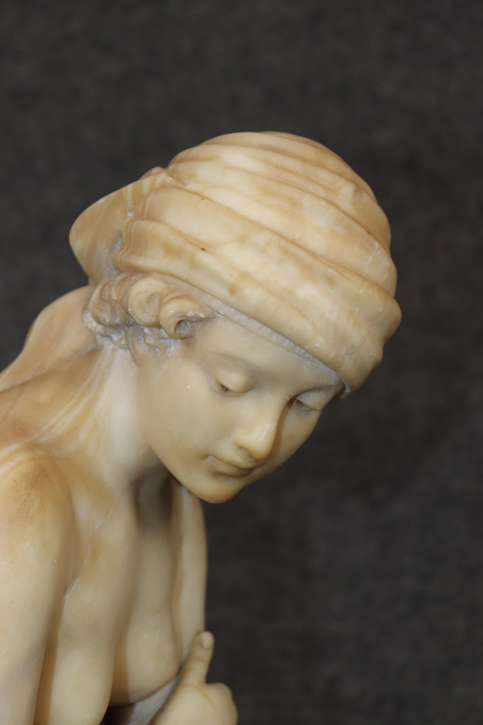Albâtre Ancienne sculpture italienne en albâtre de style Art déco représentant une gitane, signée A. Gernay en vente