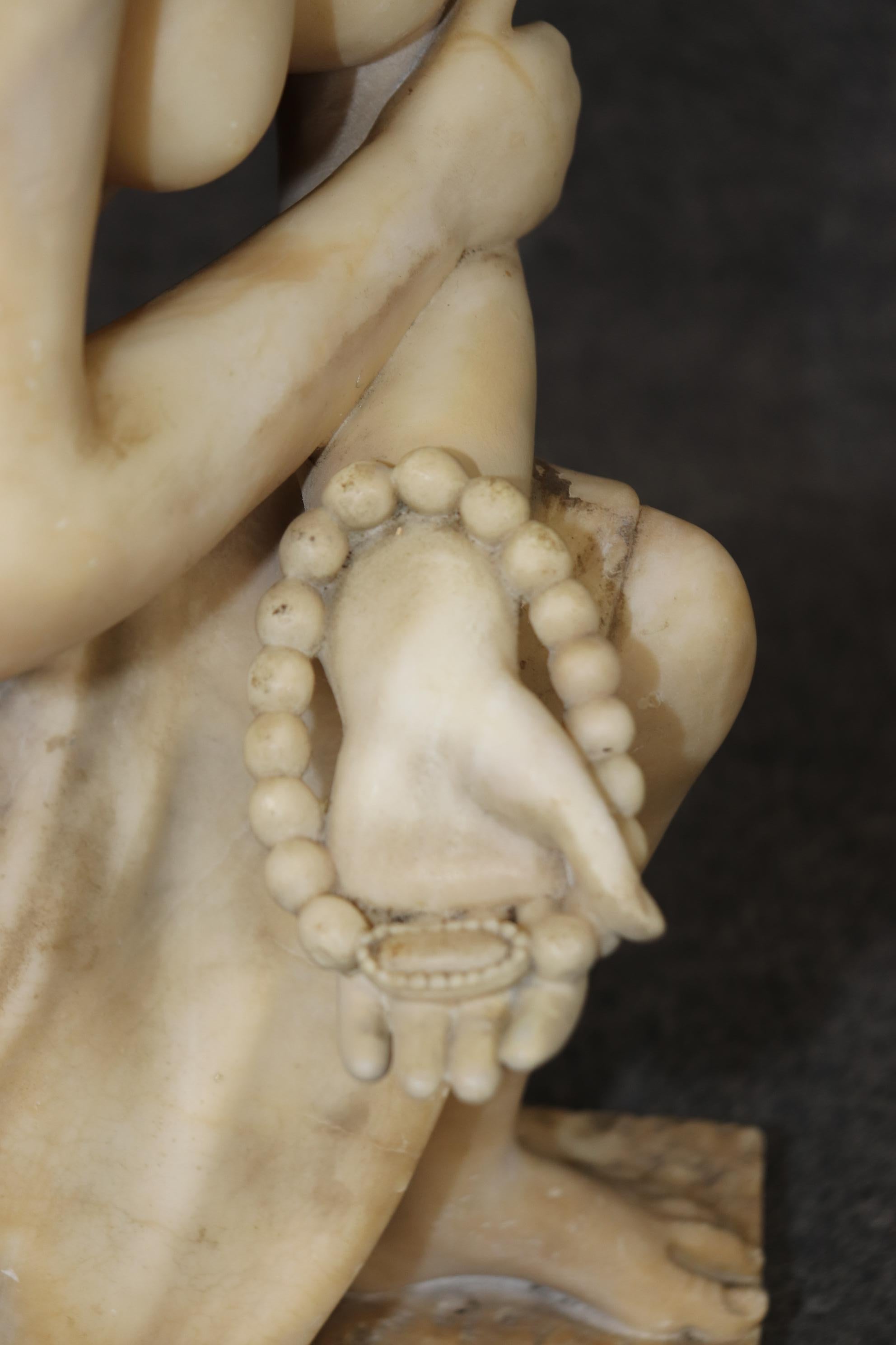 Ancienne sculpture italienne en albâtre de style Art déco représentant une gitane, signée A. Gernay en vente 1