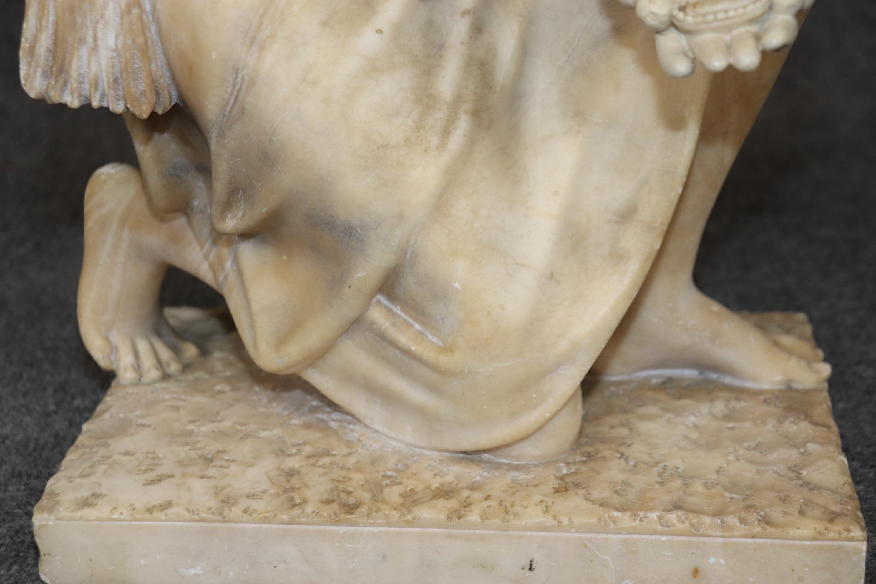 Ancienne sculpture italienne en albâtre de style Art déco représentant une gitane, signée A. Gernay en vente 2