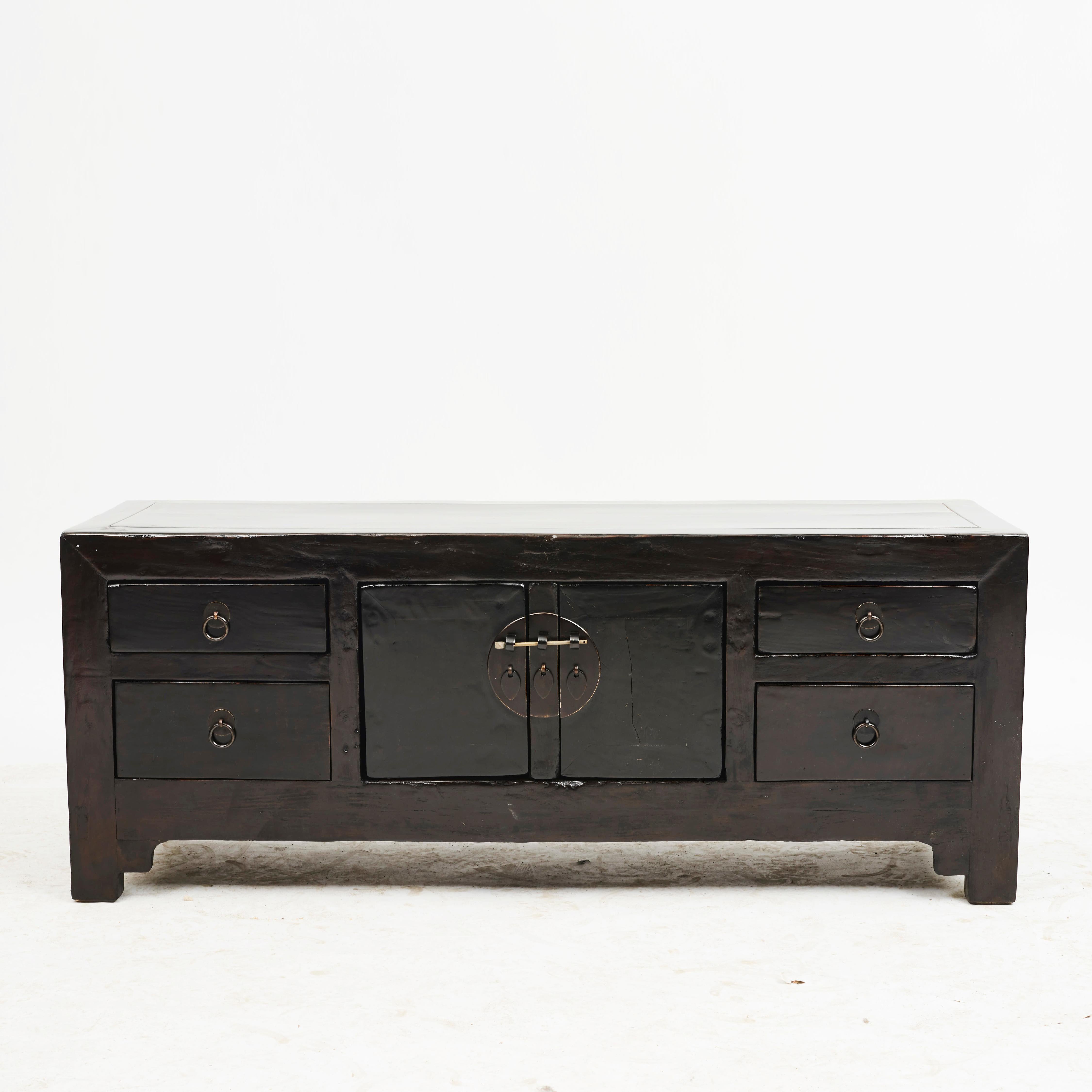Chinese antique Art Deco style 'Kang-table' (low console table). Black lacquer.
Double-door flanked by two drawers on each side. Each drawer is adorned with brass ring pulls with circular back plates.
Shandong, China, 1910-1915.
Freestanding. Can