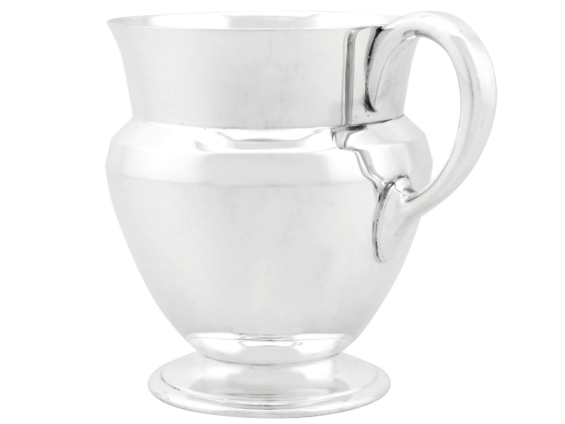 Taza bautismal antigua de plata de ley estilo Art Déco mediados del siglo XX en venta