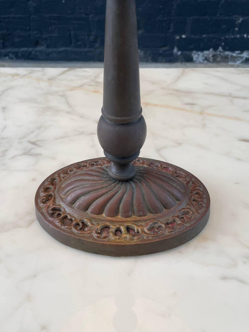Lampe de table ancienne de style Art déco avec abat-jour de style Tiffany en vente 4