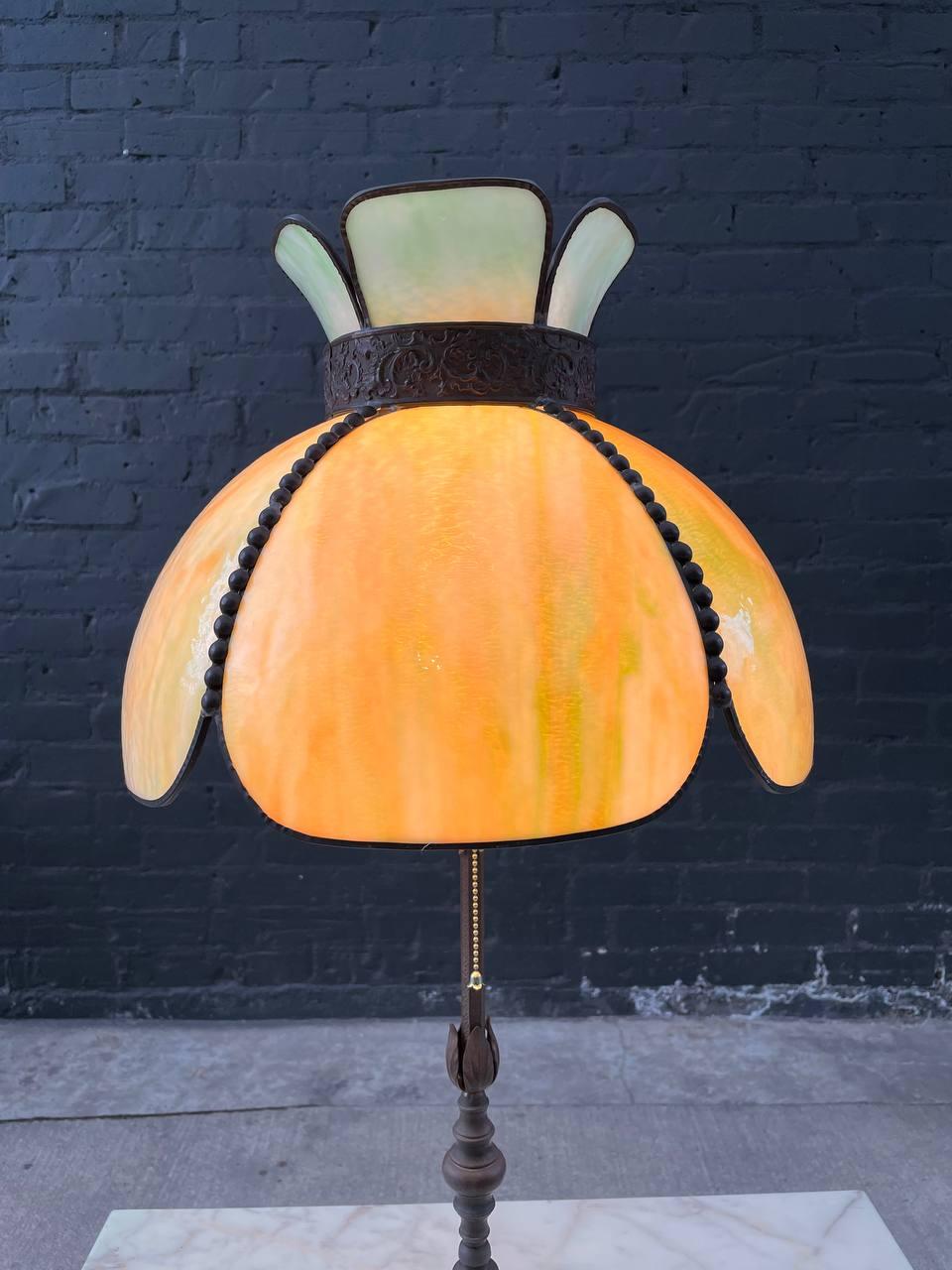 Nord-américain Lampe de table ancienne de style Art déco avec abat-jour de style Tiffany en vente