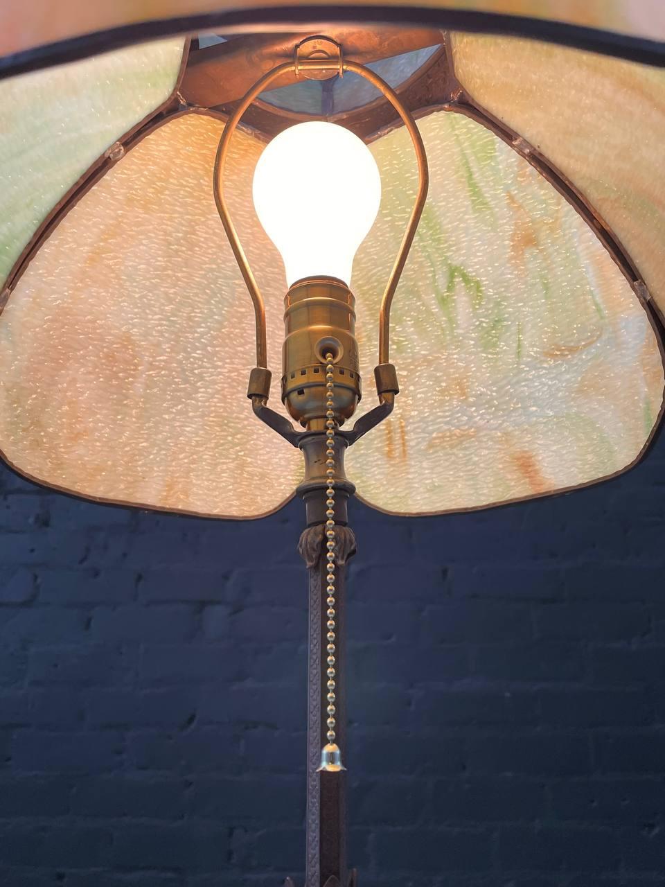 Lampe de table ancienne de style Art déco avec abat-jour de style Tiffany en vente 2