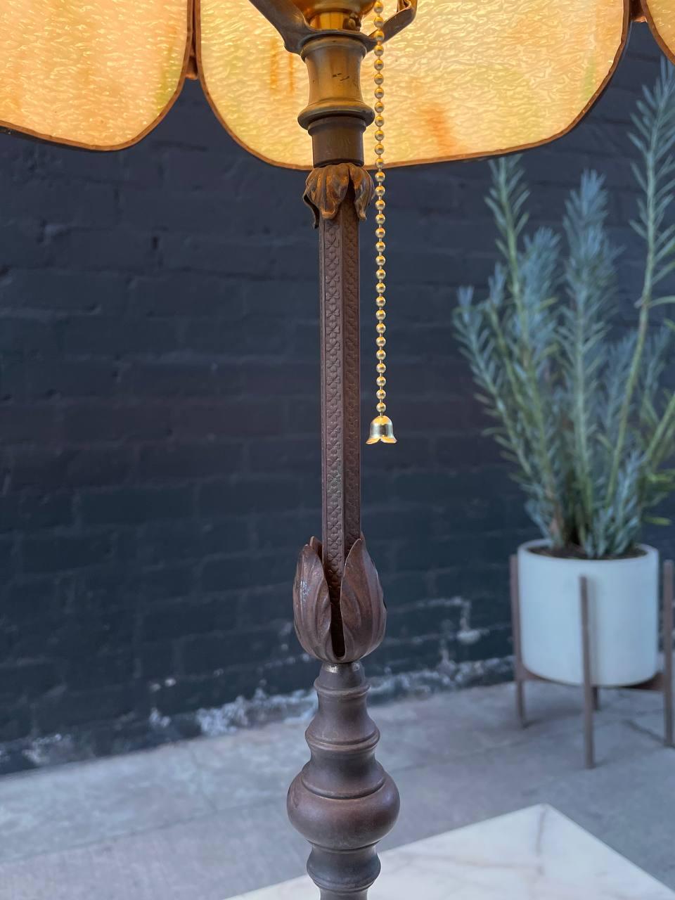 Lampe de table ancienne de style Art déco avec abat-jour de style Tiffany en vente 3