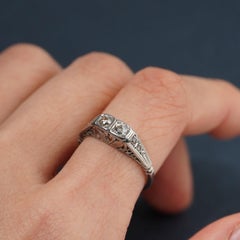 Anello antico in oro bianco 18 carati in stile Art Déco con cigno in filigrana e diamanti "Toi et Moi" a taglio antico