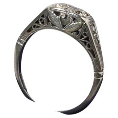 Anello antico in oro bianco 18 carati in stile Art Déco con cigno in filigrana e diamanti "Toi et Moi" a taglio antico