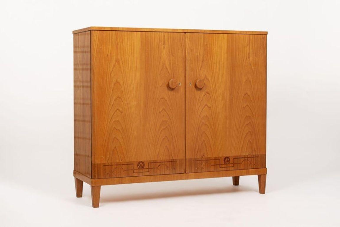 Antiguo Armario Art Decó de Madera de Olmo Sueco con Incrustaciones, Década de 1940 en Bueno Estado en Detroit, MI