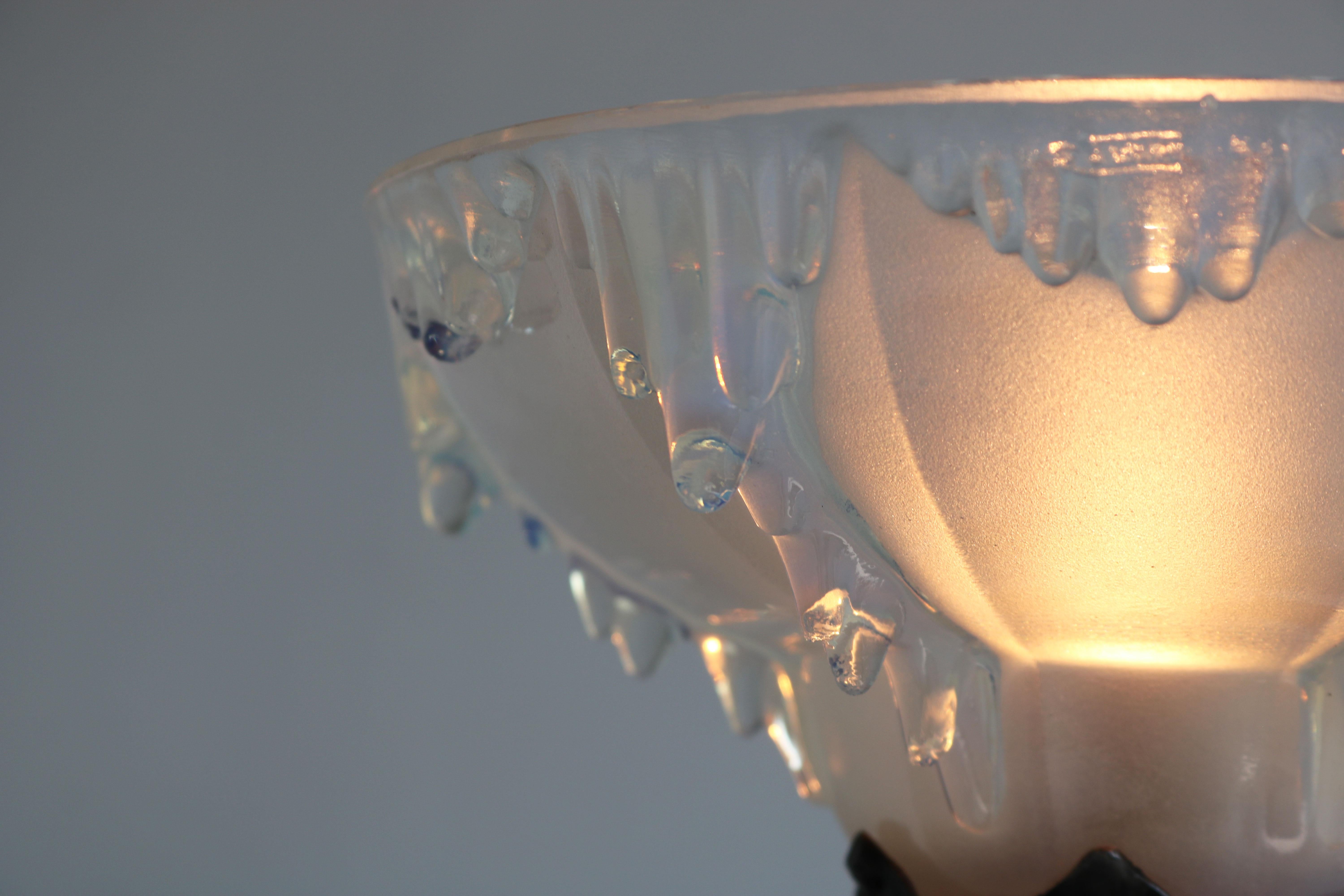Fait main Lampe de bureau Art déco ancienne conçue par Ezan 1930 en fer forgé et verre à glace, France en vente