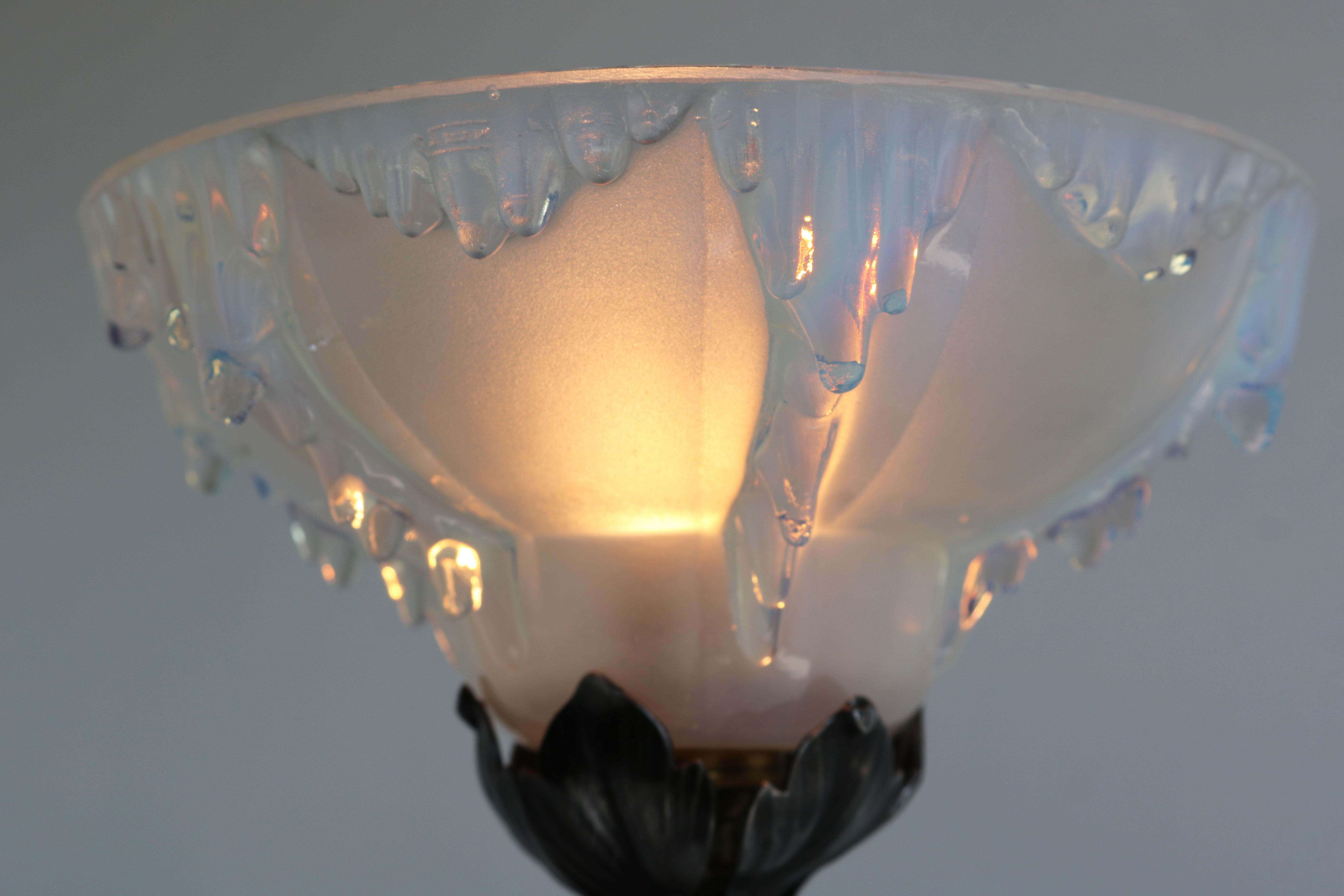 Lampe de bureau Art déco ancienne conçue par Ezan 1930 en fer forgé et verre à glace, France Bon état - En vente à Ijzendijke, NL
