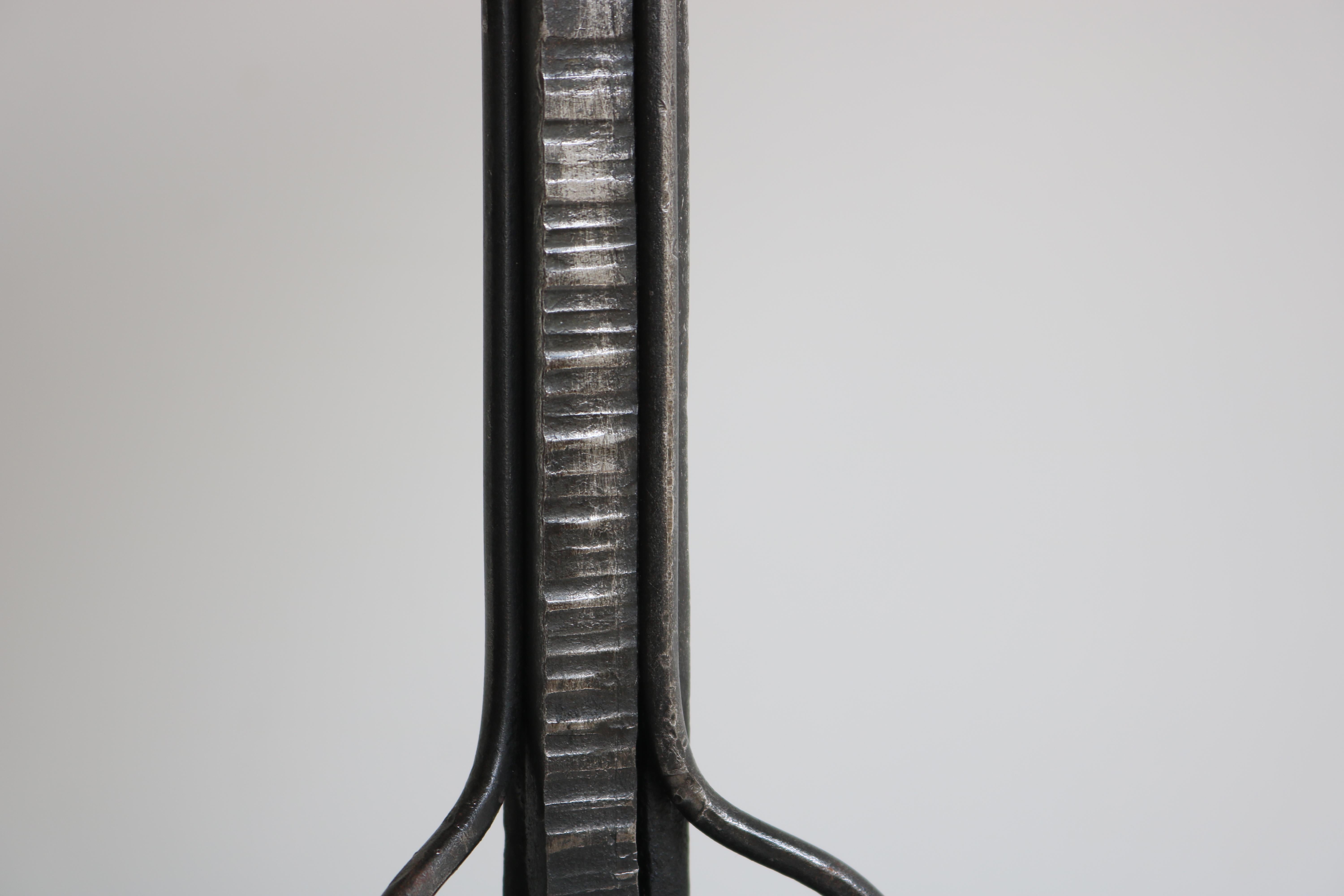 Milieu du XXe siècle Lampe de bureau Art déco ancienne conçue par Ezan 1930 en fer forgé et verre à glace, France en vente