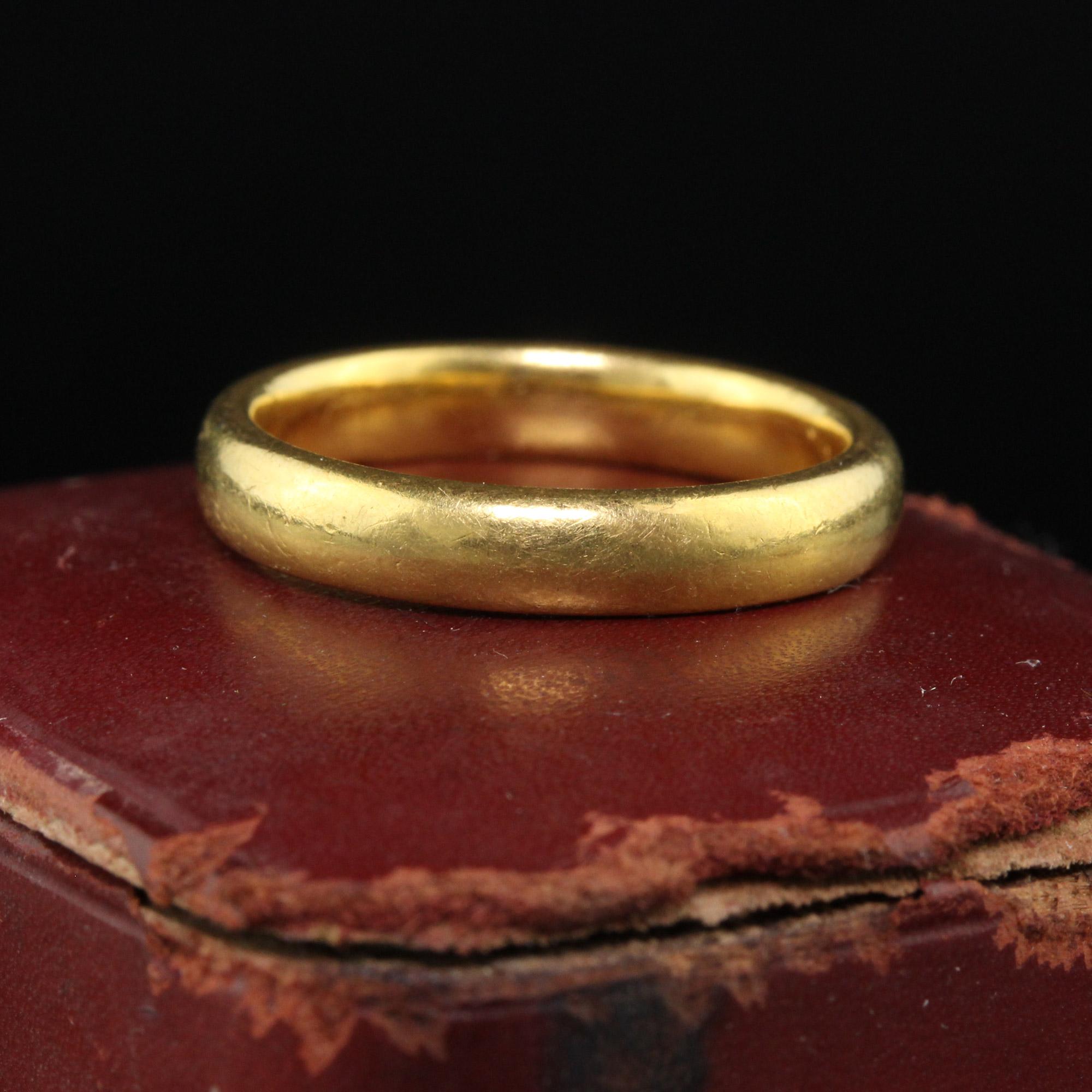 Beautiful Antique Art Deco Tiffany and Co 22K Yellow Gold Wedding Band - Size 5 1/4. This classic Tiffany and Co wedding band is crafted in 22k yellow gold. This band has a warm yellow gold color that can only be obtained by using 22k yellow gold.