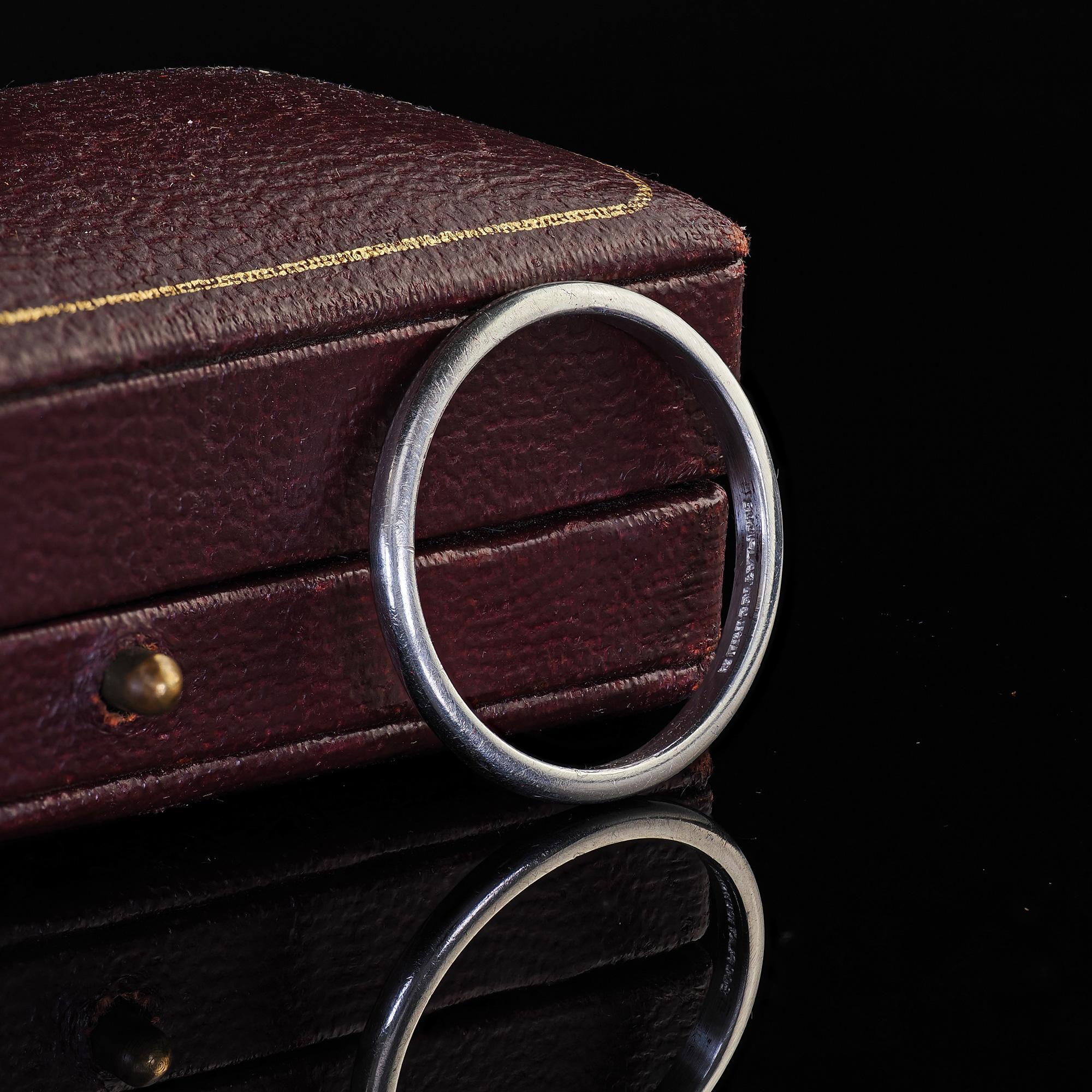 Magnifique alliance en platine gravée Arte Antiques Deco Tiffany and Co - Circa 1930. Cette alliance classique Art déco Tiffany and Co est réalisée en platine. Le bracelet présente un design classique et porte l'inscription 