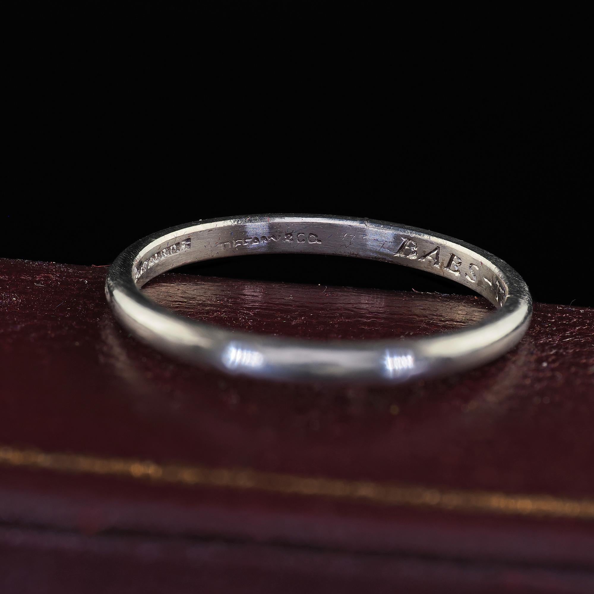 Ancienne alliance gravée en platine de Tiffany & Co Art Deco - Circa 1930 en vente 3