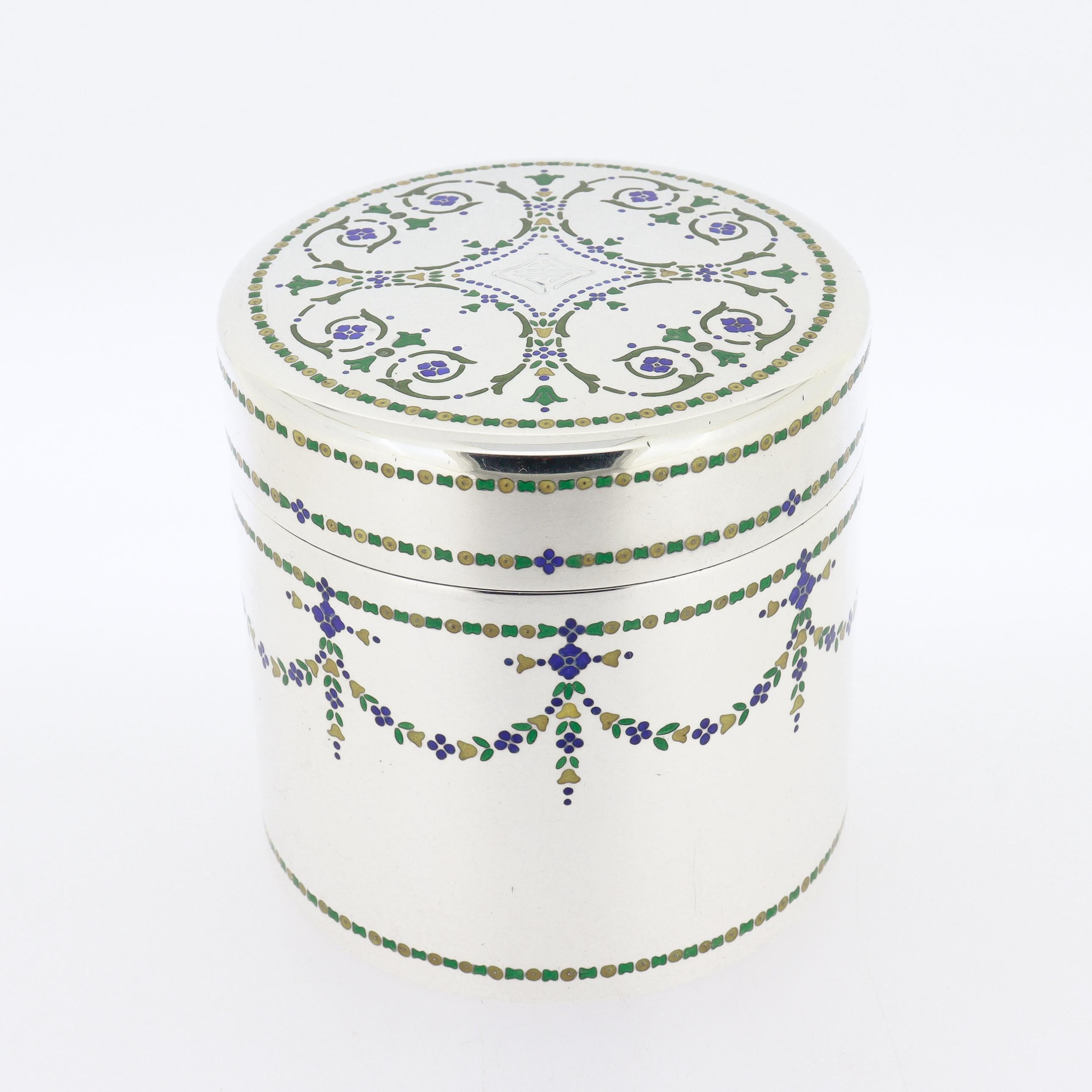 Fina caja de plata y esmalte de la época Art Déco.

En plata de ley.

De Tiffany & Co.

Decorada con enredaderas, flores y guirnaldas esmaltadas en verde, azul y amarillo.

Totalmente marcado en la base.

¡Sencillamente, una maravillosa y rara pieza