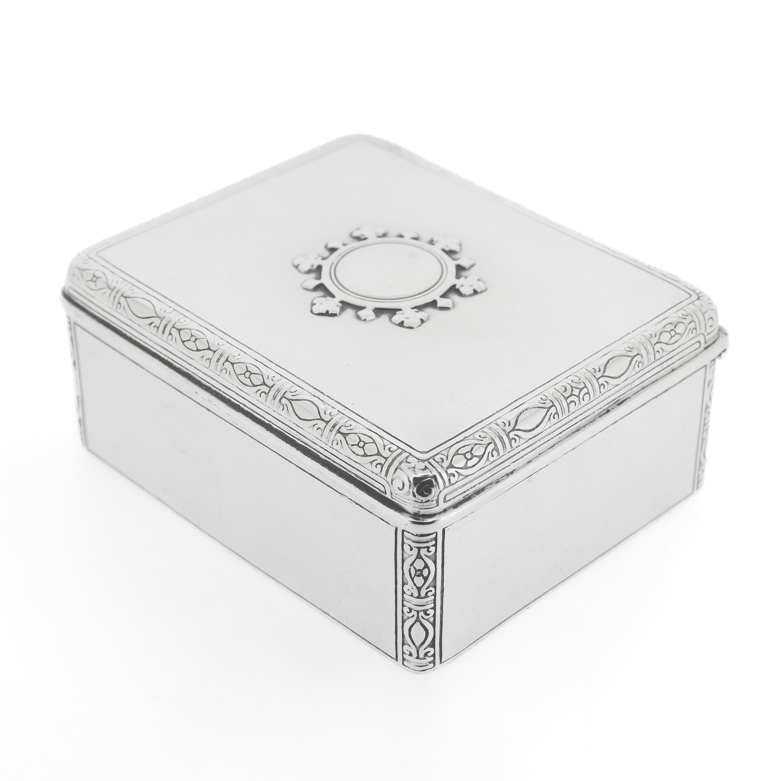 A fine antique Tiffany dresser box.

In sterling silver.

By Tiffany & Co.

With a raised star cartouche to the top, embossed decoration to the side, and a later, associated wood lining.

Marked to the base with Sterling Silver / 925/1000 / and M