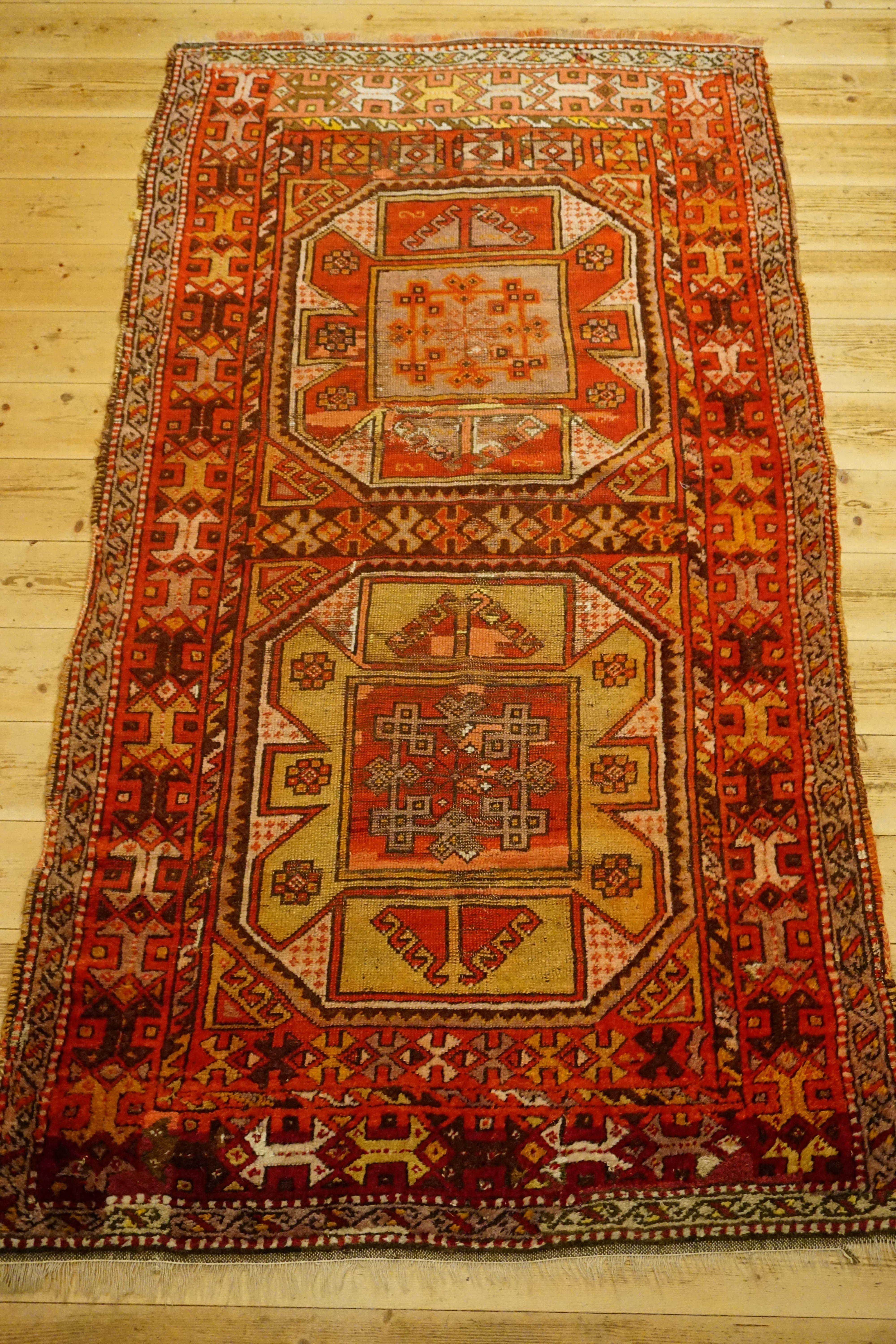Antique Art Deco Turkish carpet Anatolia Yürük
Beautifully interesting piece
Age: circa 1930.
Dimensions: About 1.90 x 1.05 meters
Material: Wool on wool with natural colors.
Condition: Relatively good for old age and okay.
Intertwining