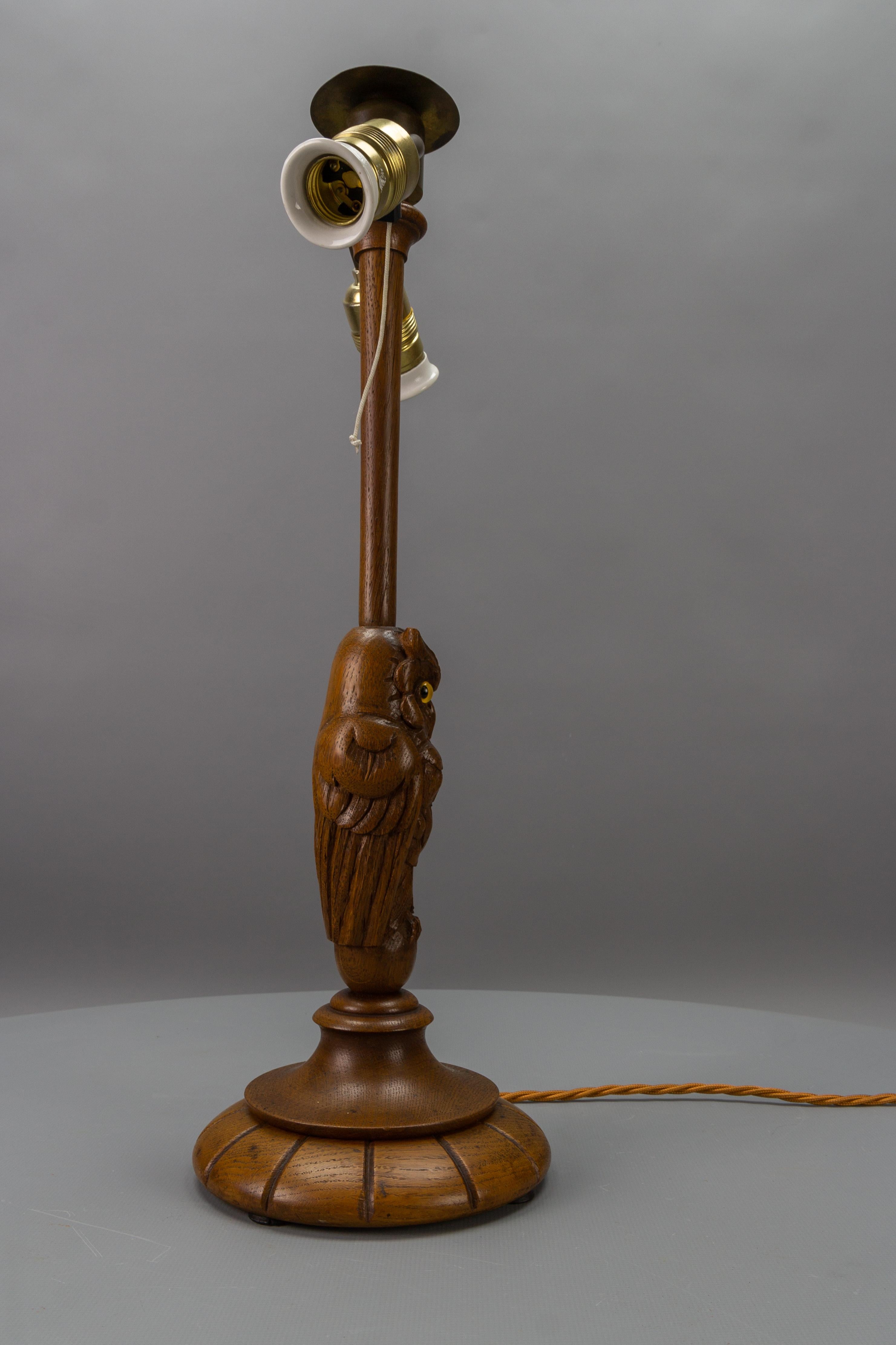 Lampe de table ou de bureau Art déco antique sculptée de hibou à deux lumières  Allemagne, vers 1920 en vente 3