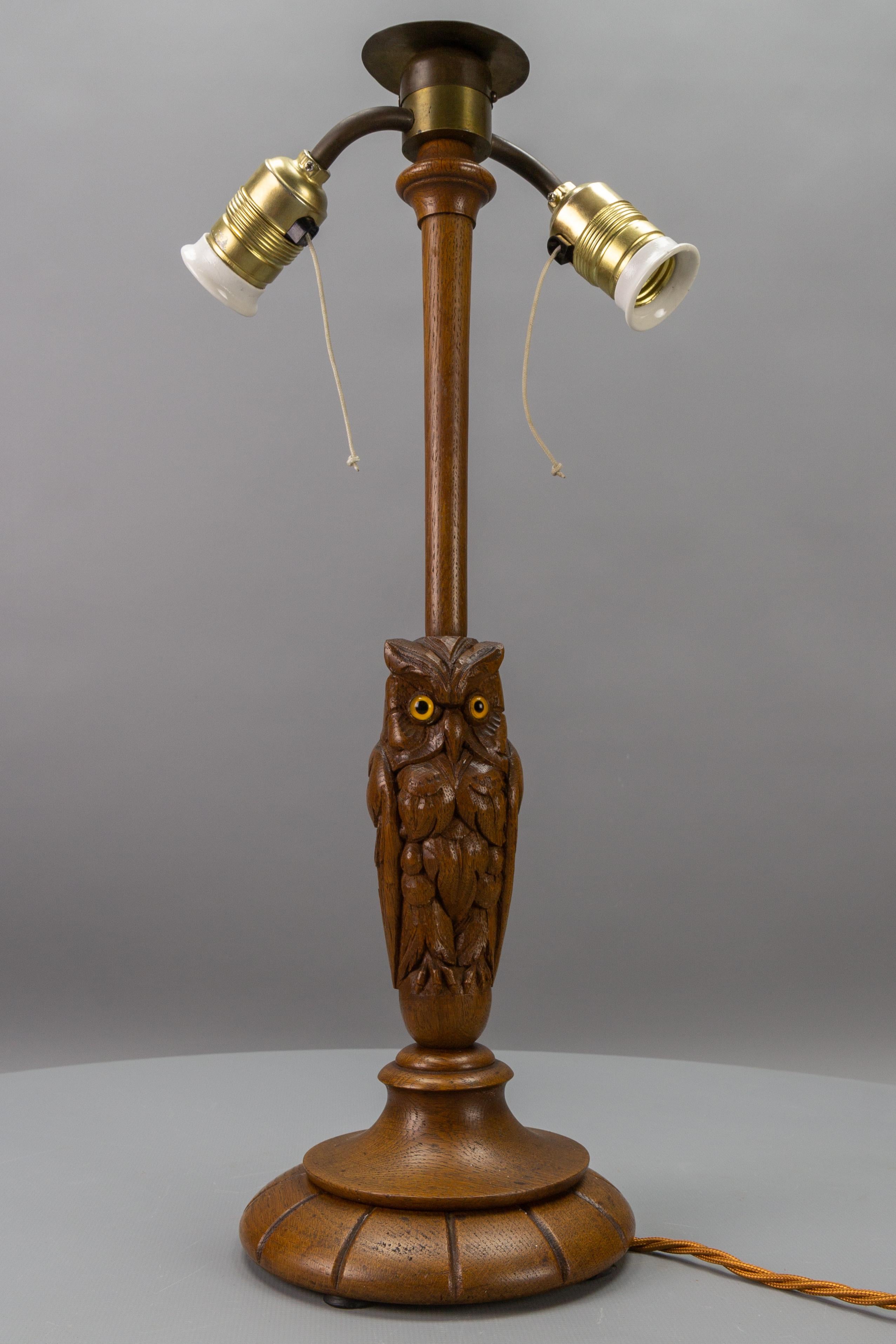 Lampe de table ou de bureau Art déco antique sculptée de hibou à deux lumières  Allemagne, vers 1920 en vente 4