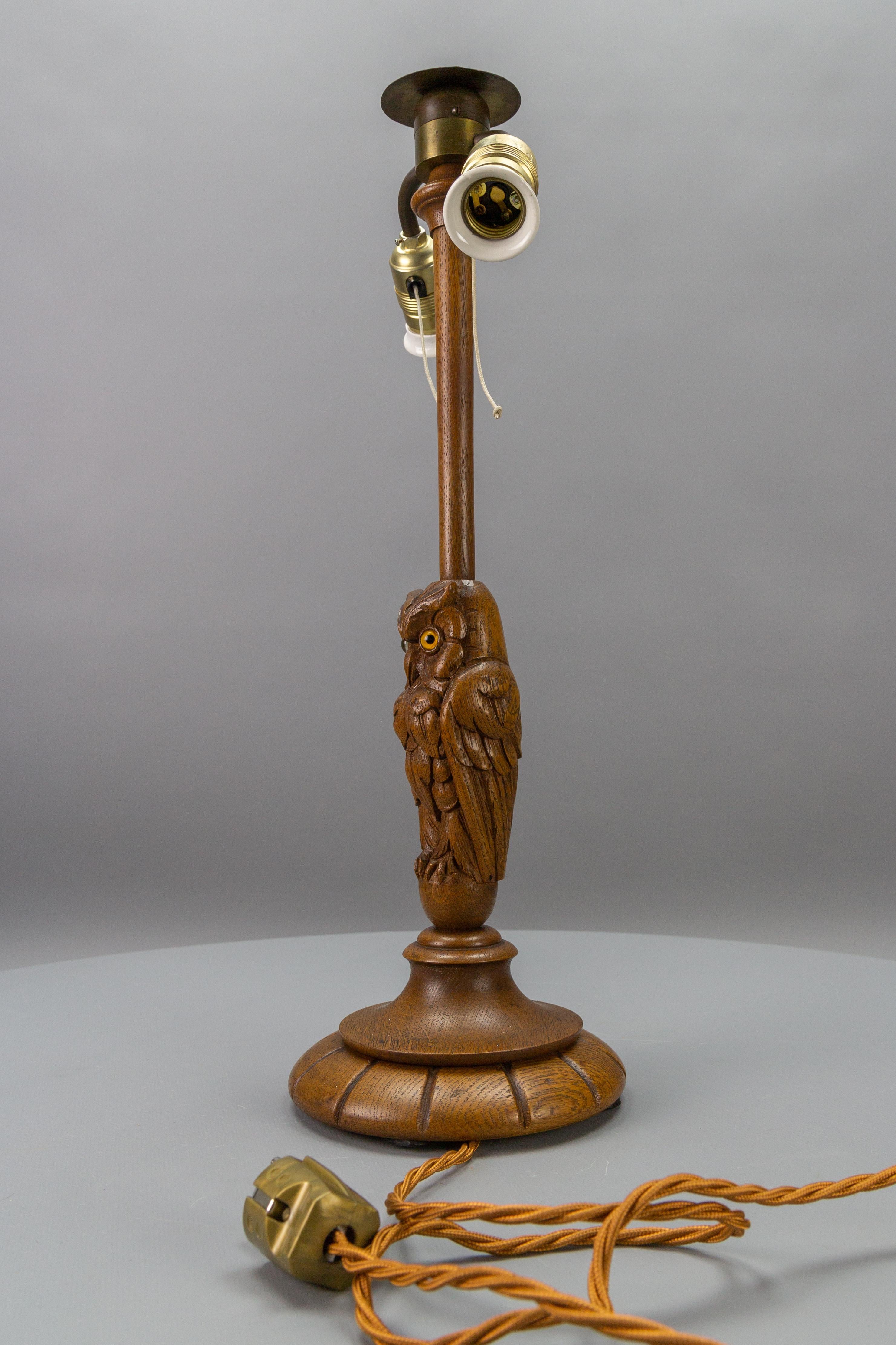 Lampe de table ou de bureau Art déco antique sculptée de hibou à deux lumières  Allemagne, vers 1920 en vente 5