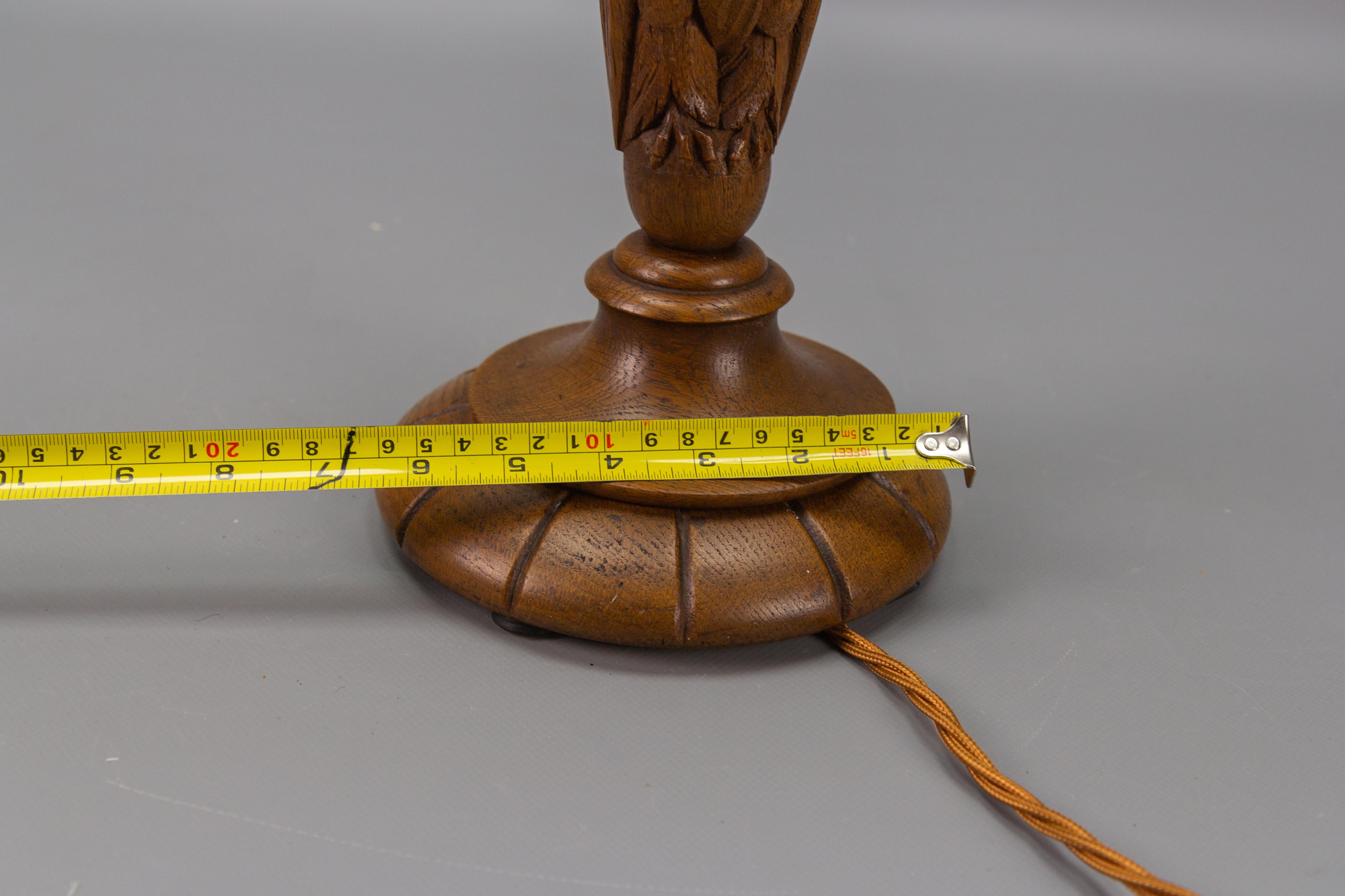 Lampe de table ou de bureau Art déco antique sculptée de hibou à deux lumières  Allemagne, vers 1920 en vente 8