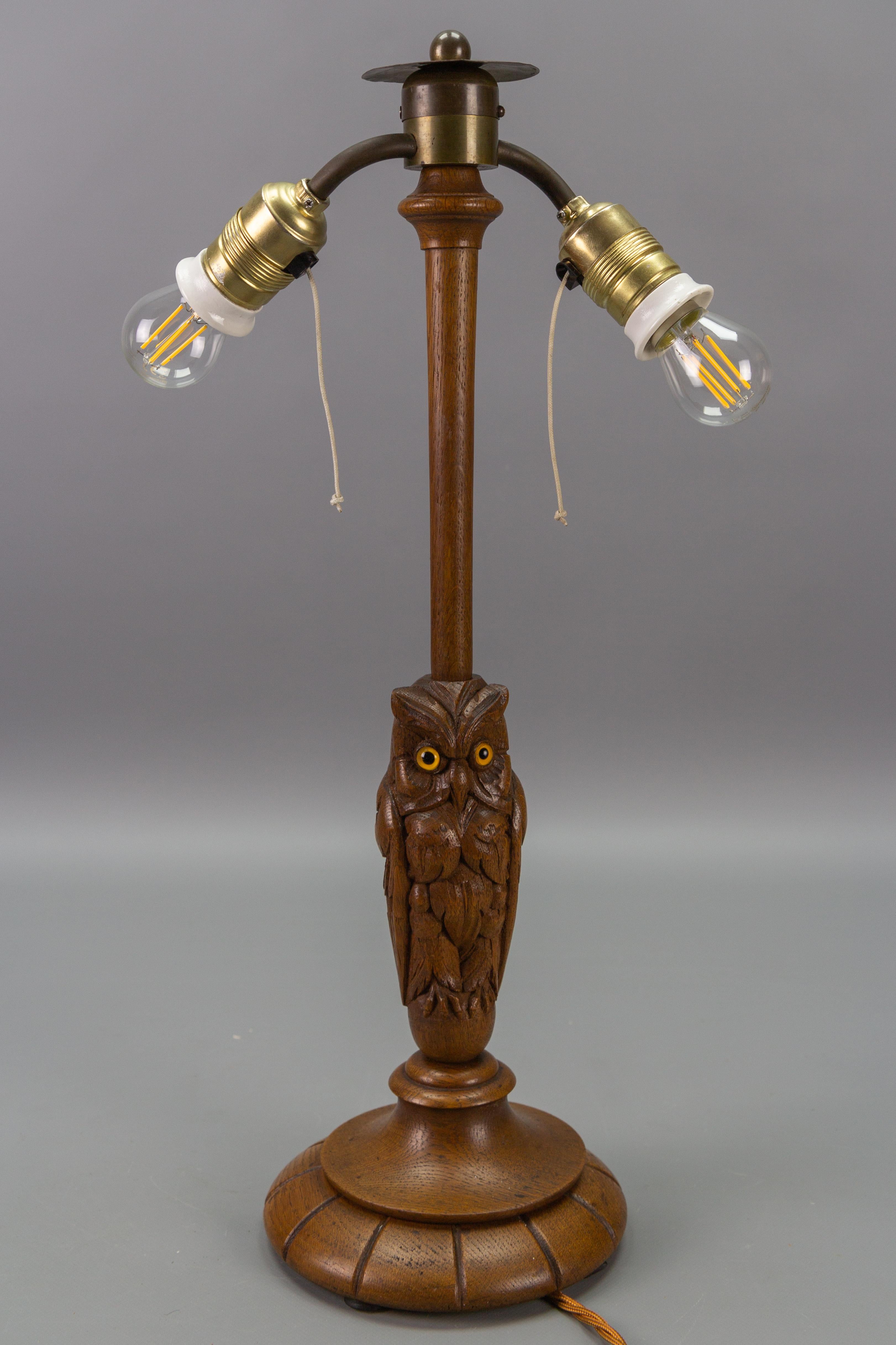 Allemand Lampe de table ou de bureau Art déco antique sculptée de hibou à deux lumières  Allemagne, vers 1920 en vente