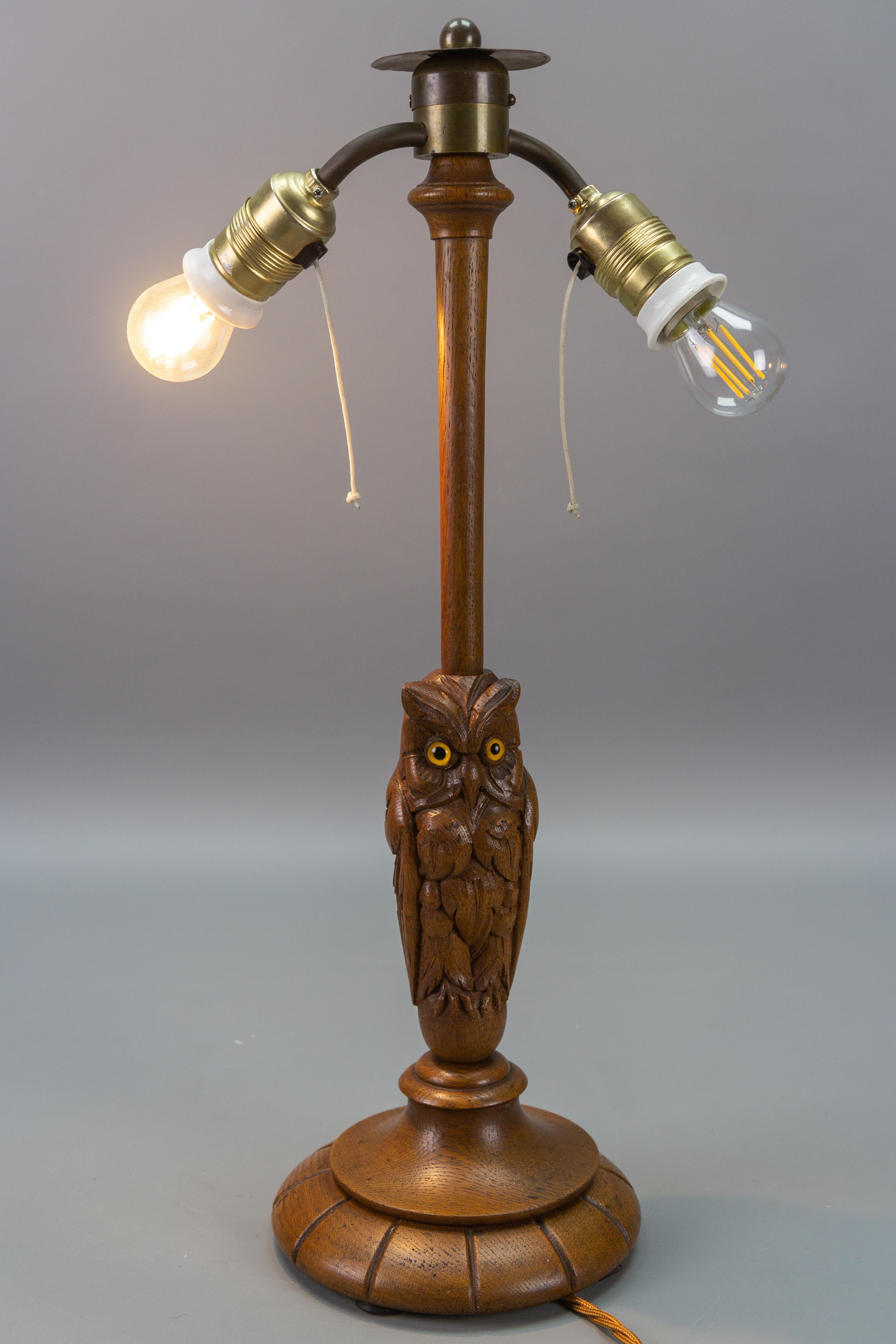 Sculpté à la main Lampe de table ou de bureau Art déco antique sculptée de hibou à deux lumières  Allemagne, vers 1920 en vente