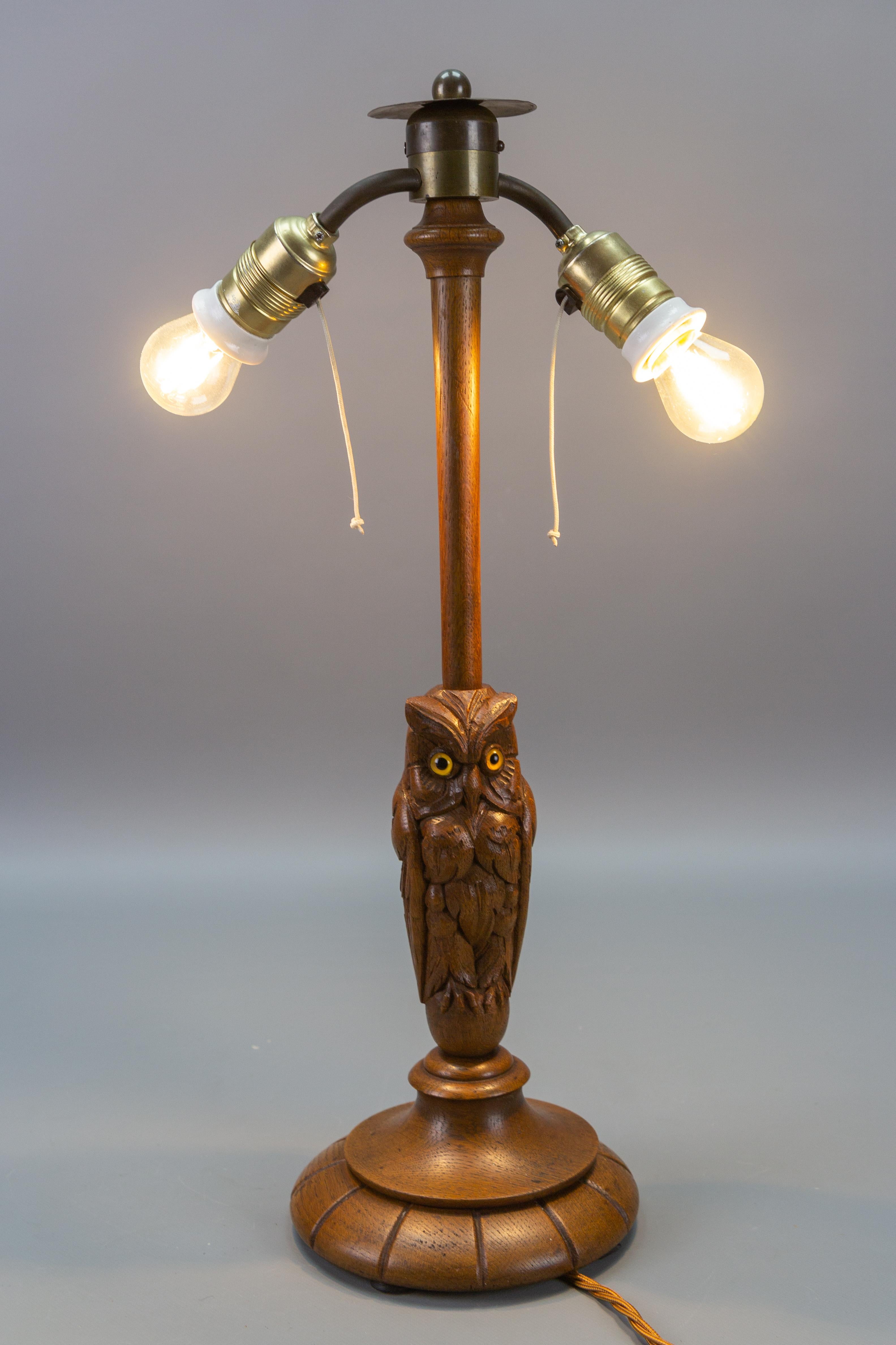 Lampe de table ou de bureau Art déco antique sculptée de hibou à deux lumières  Allemagne, vers 1920 Bon état - En vente à Barntrup, DE