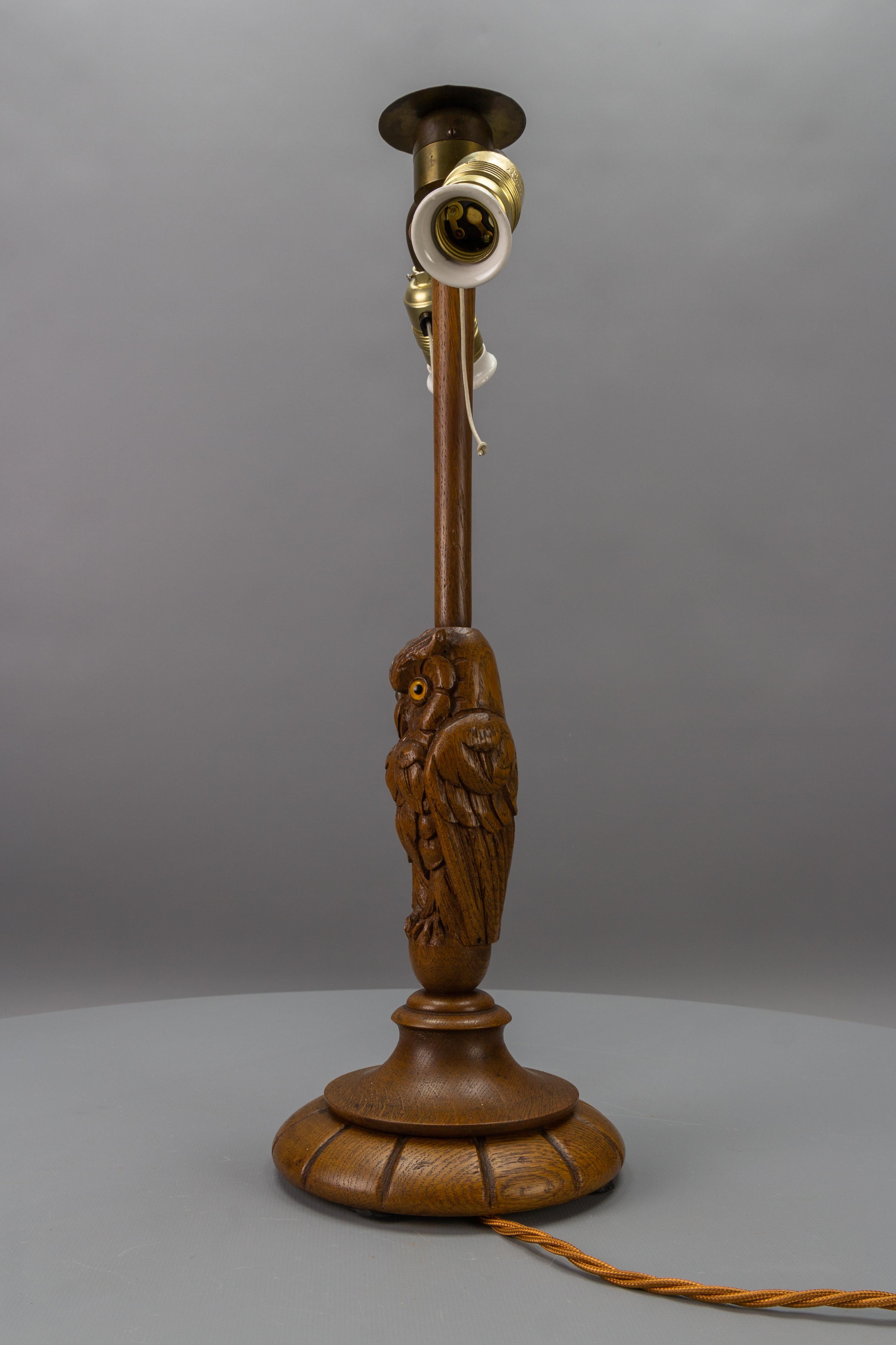 Laiton Lampe de table ou de bureau Art déco antique sculptée de hibou à deux lumières  Allemagne, vers 1920 en vente
