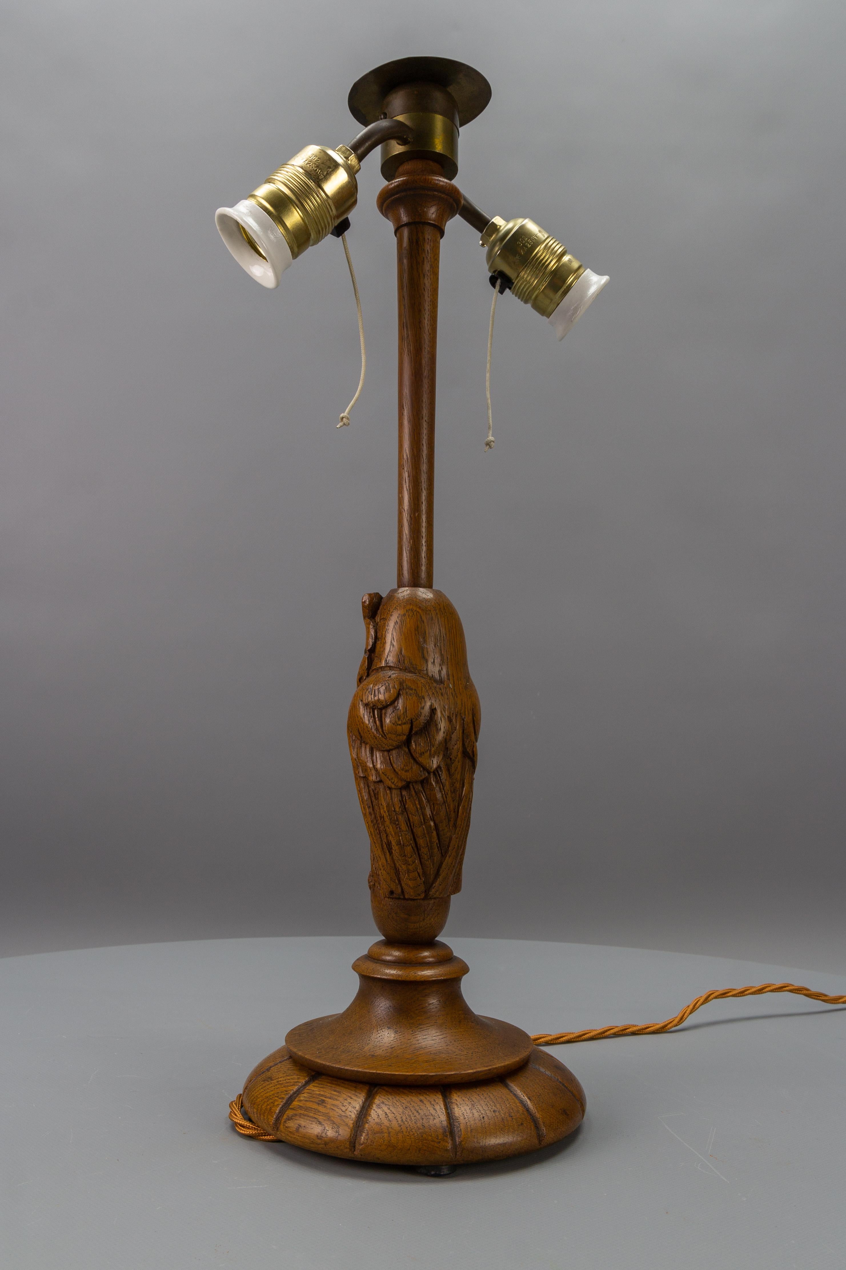Lampe de table ou de bureau Art déco antique sculptée de hibou à deux lumières  Allemagne, vers 1920 en vente 1