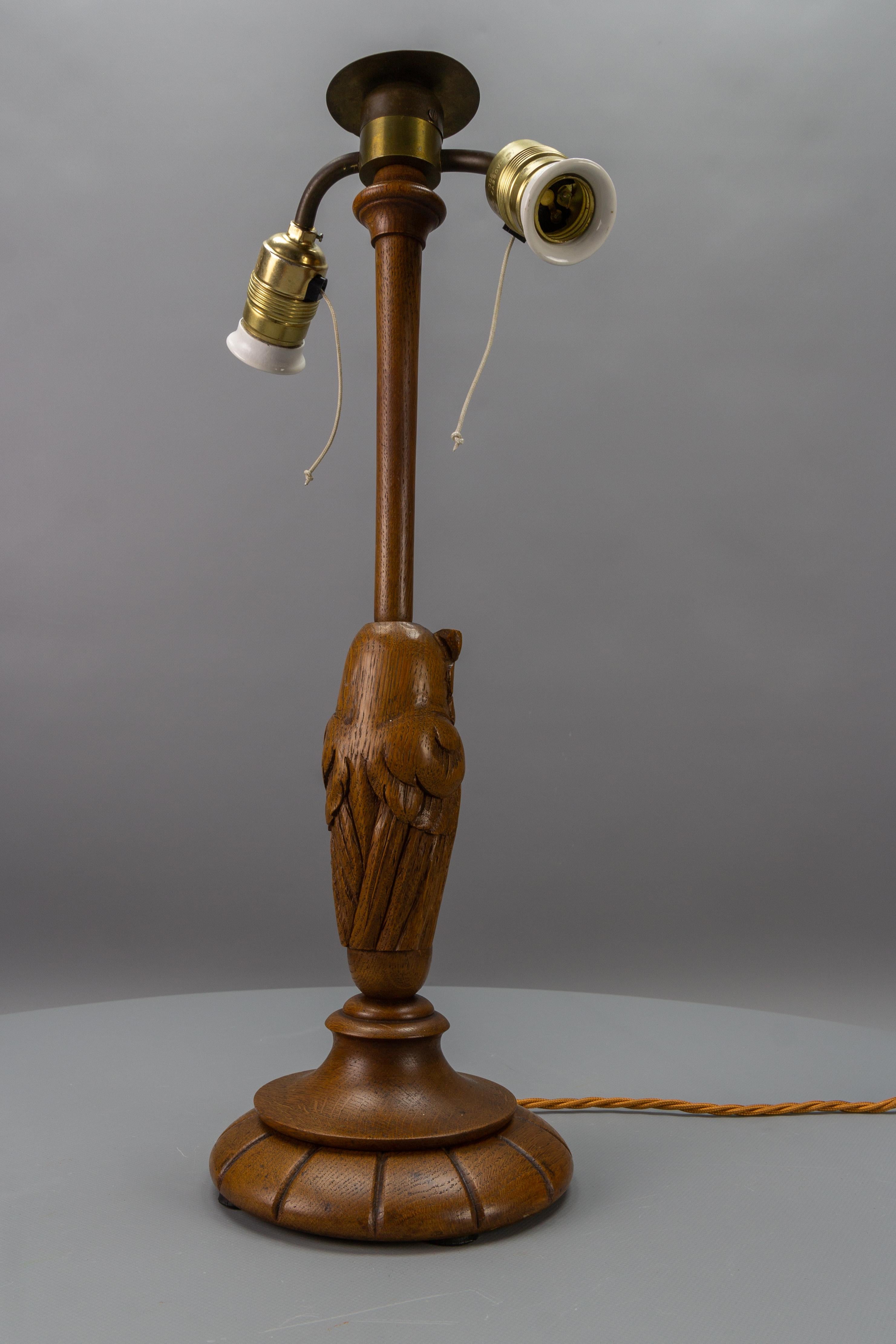 Lampe de table ou de bureau Art déco antique sculptée de hibou à deux lumières  Allemagne, vers 1920 en vente 2