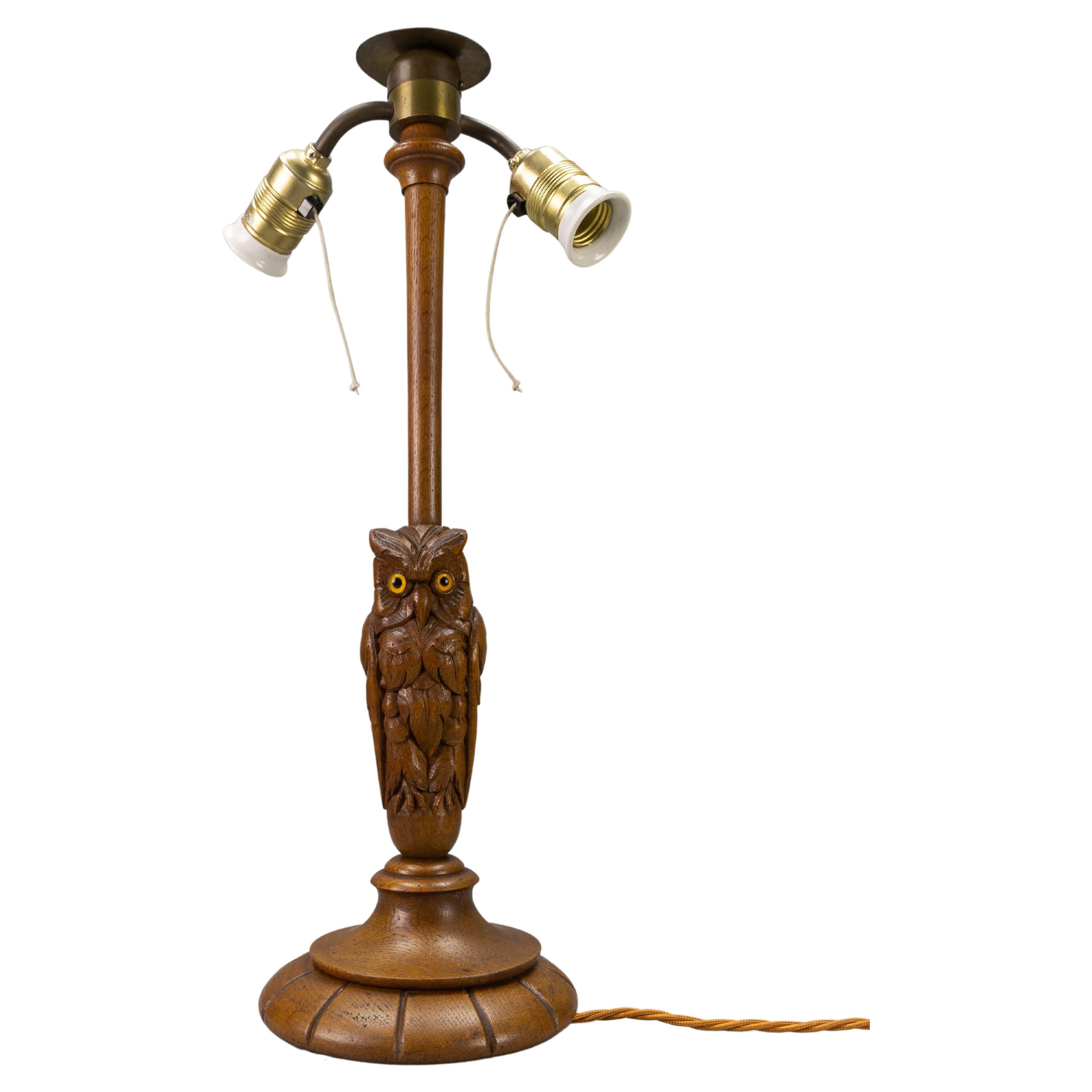 Lampe de table ou de bureau Art déco antique sculptée de hibou à deux lumières  Allemagne, vers 1920 en vente