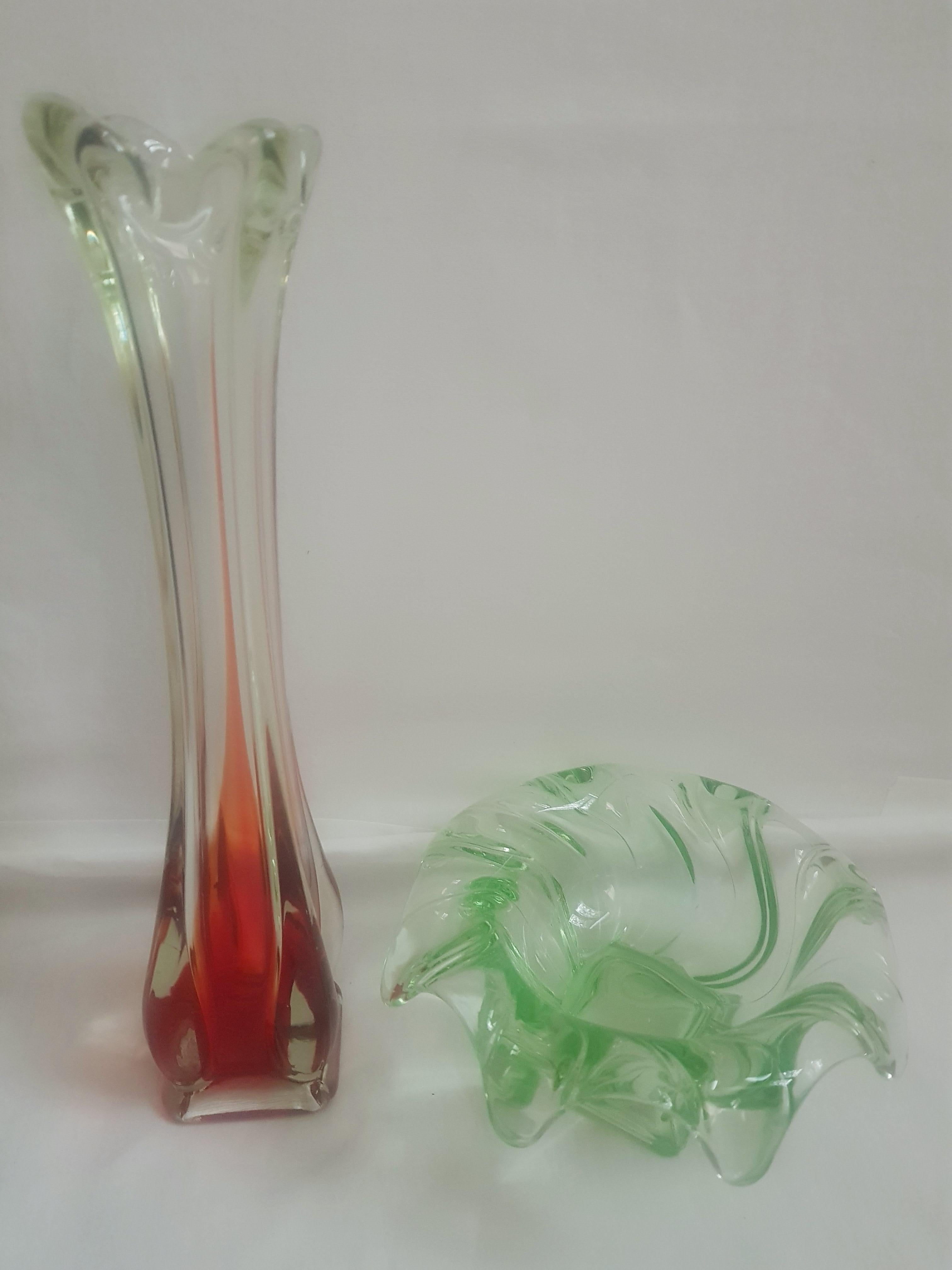 Beautiful antique Art Deco vase red an green and green bowl years 1920-30 brilliant condition. The vase have 28 cm tall 6 width and bowl have 8 cm tall and 16 width.