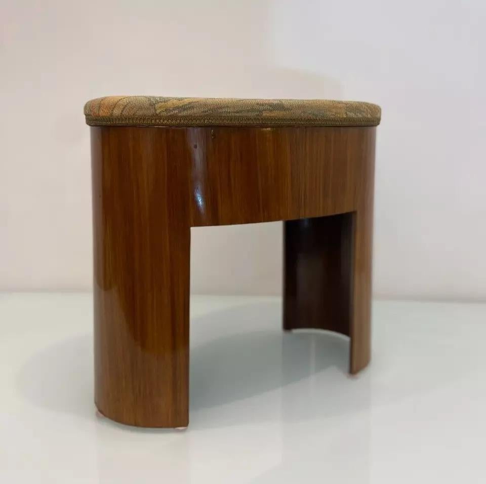 Sgabello Art Deco in noce antico, rivestito in tessuto intrecciato verde e arancione con bordature in tinta. 

Lo sgabello ha una forma organica e ricurva e un design con intagli che non solo ne esaltano il design, ma lo rendono anche molto comodo.