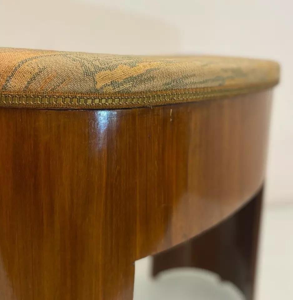 Art Déco Sgabello antico in noce Art Deco con tappezzeria intrecciata multicolore in vendita