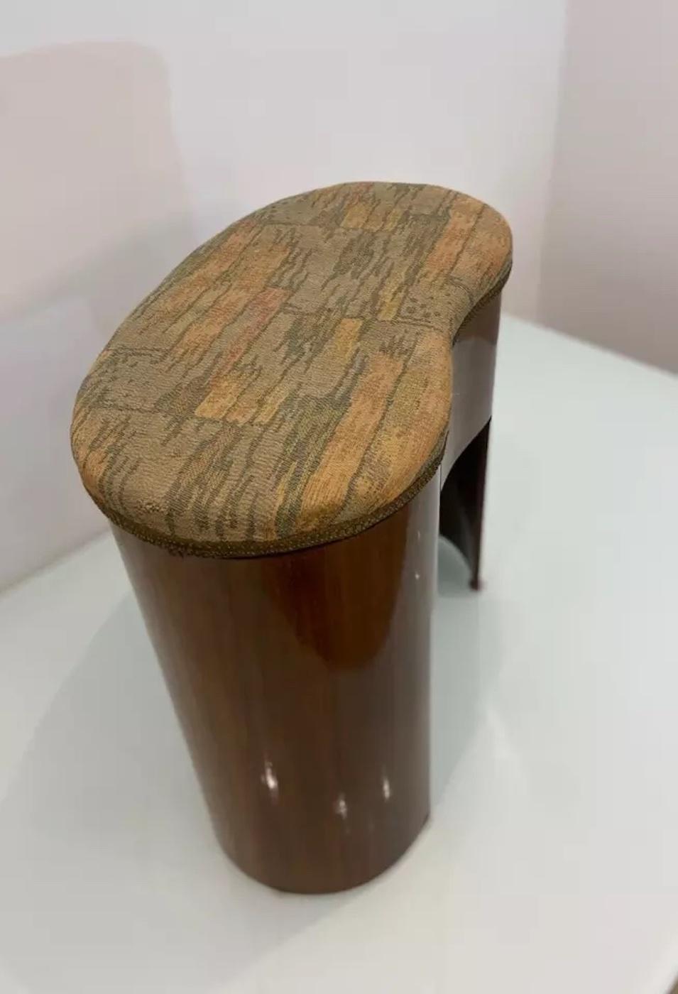 Noce Sgabello antico in noce Art Deco con tappezzeria intrecciata multicolore in vendita