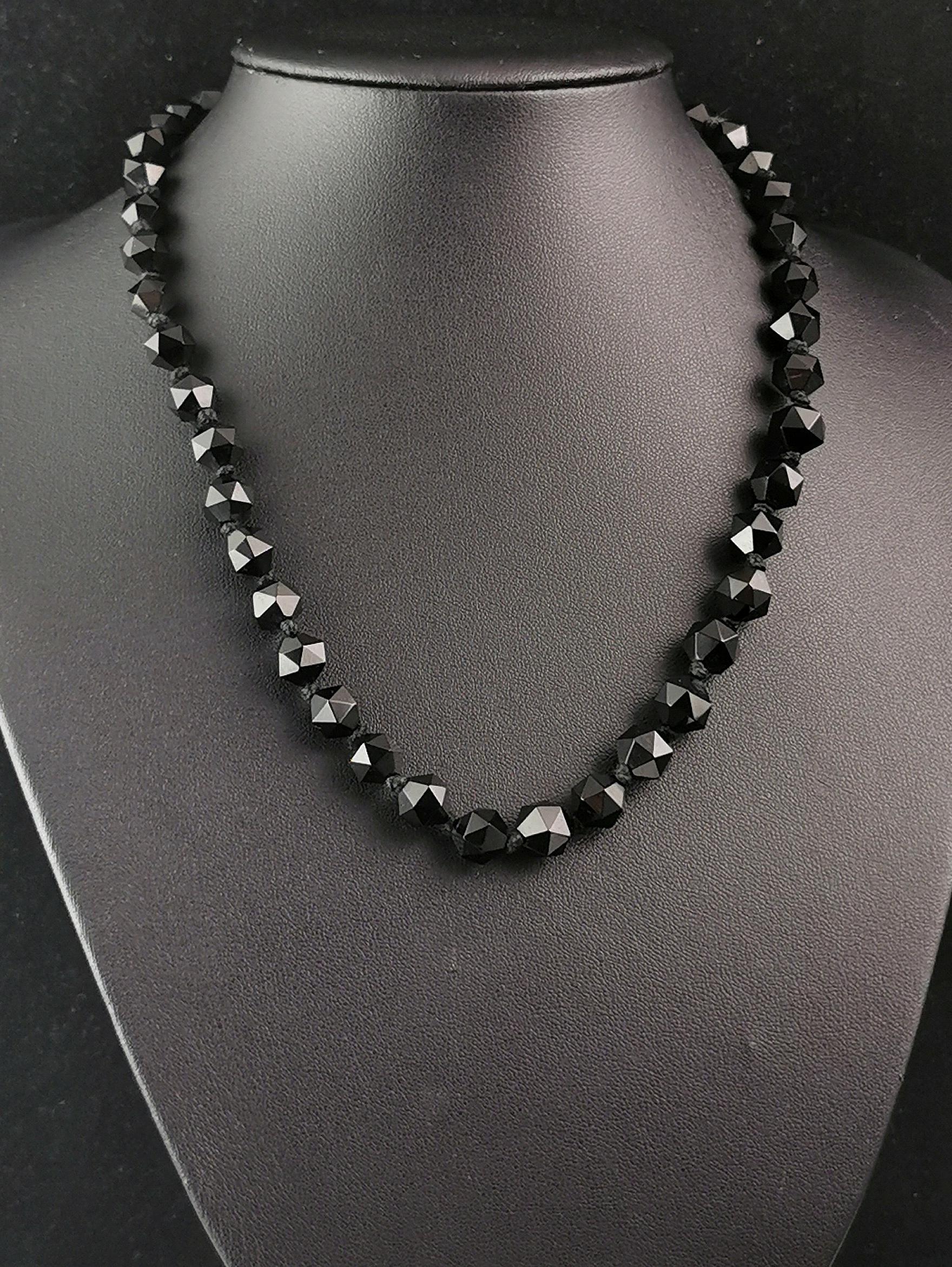 Antique Art Deco Whitby Jet bead necklace  In Good Condition For Sale In NEWARK, GB