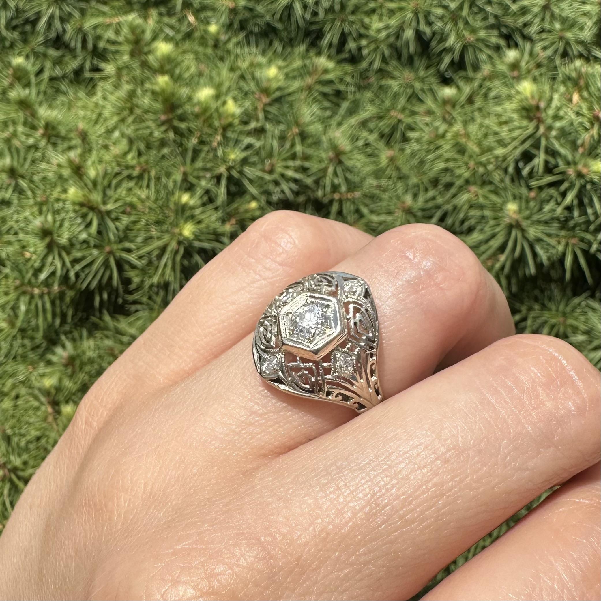 Anello antico Art Deco in oro bianco con diamante da 0,38 carati e cupola geometrica in vendita 4