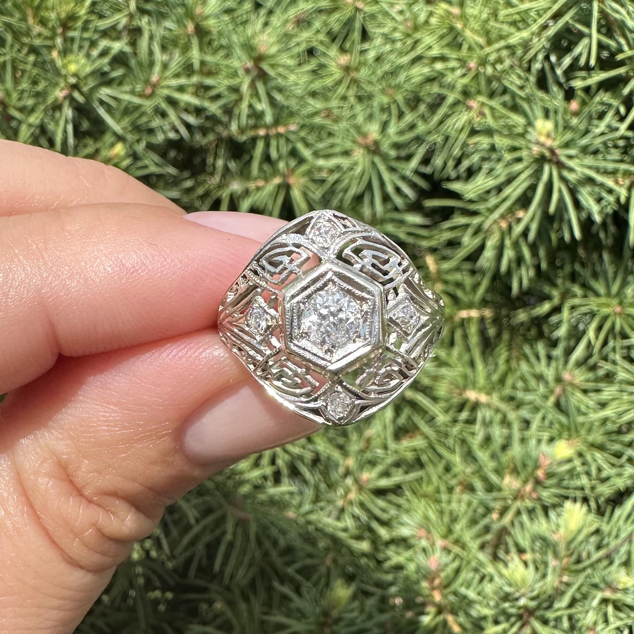 Anello antico Art Deco in oro bianco con diamante da 0,38 carati e cupola geometrica in vendita 5