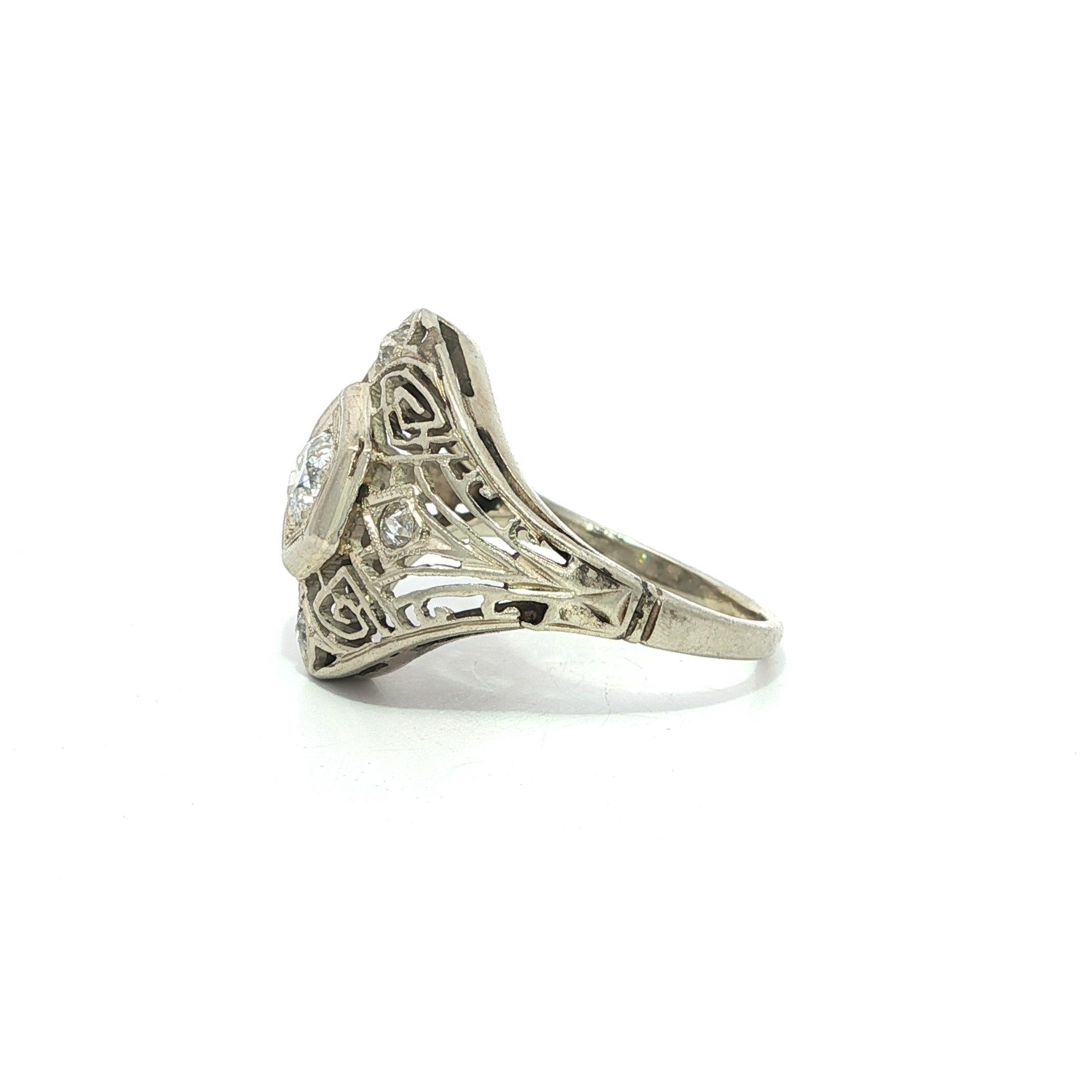 Taglio antico europeo Anello antico Art Deco in oro bianco con diamante da 0,38 carati e cupola geometrica in vendita