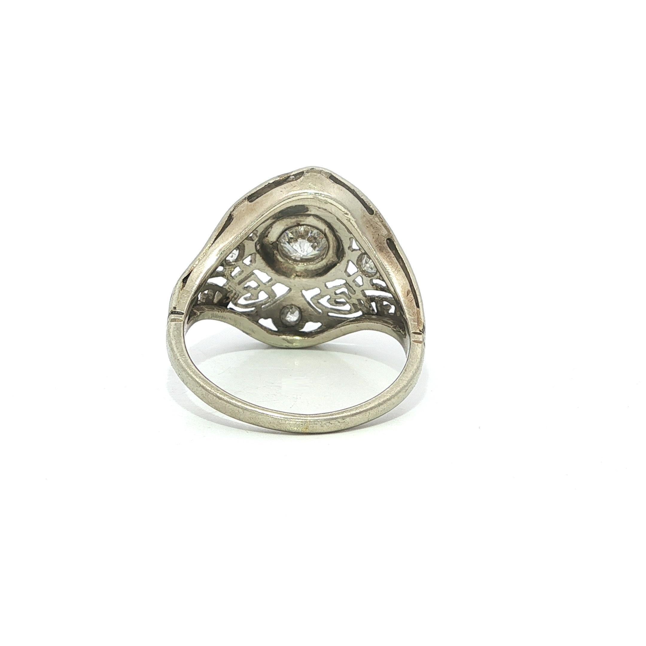 Anello antico Art Deco in oro bianco con diamante da 0,38 carati e cupola geometrica In condizioni buone in vendita a Montclair, NJ