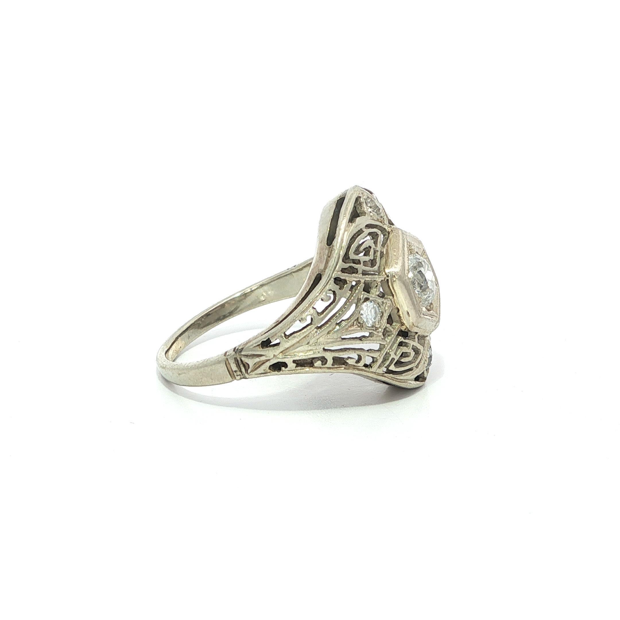 Donna Anello antico Art Deco in oro bianco con diamante da 0,38 carati e cupola geometrica in vendita