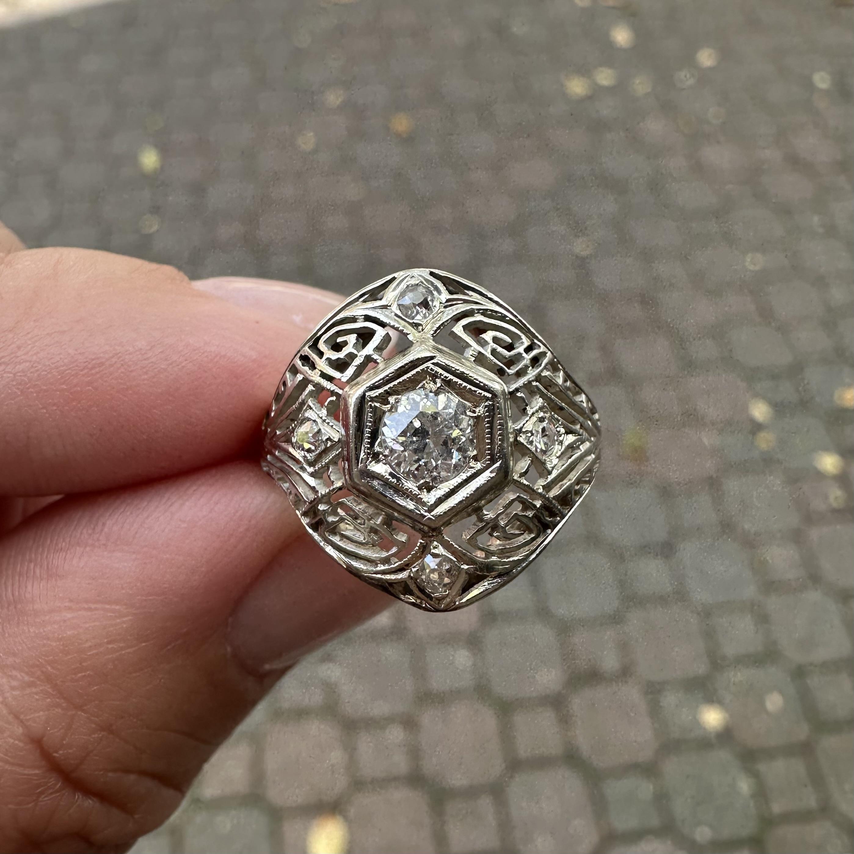 Anello antico Art Deco in oro bianco con diamante da 0,38 carati e cupola geometrica in vendita 2