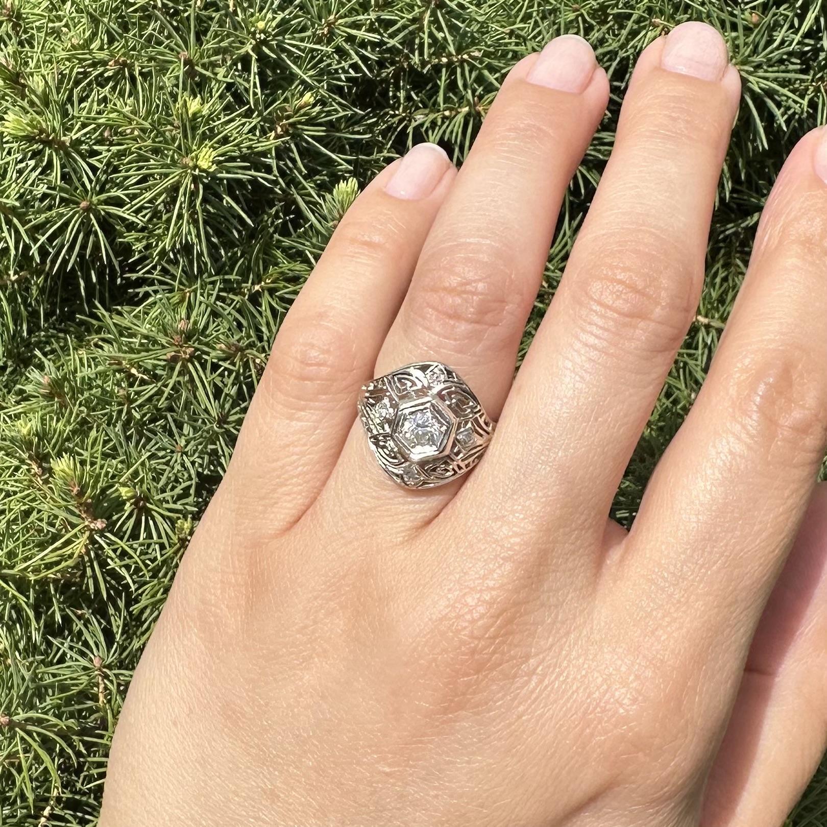 Anello antico Art Deco in oro bianco con diamante da 0,38 carati e cupola geometrica in vendita 3