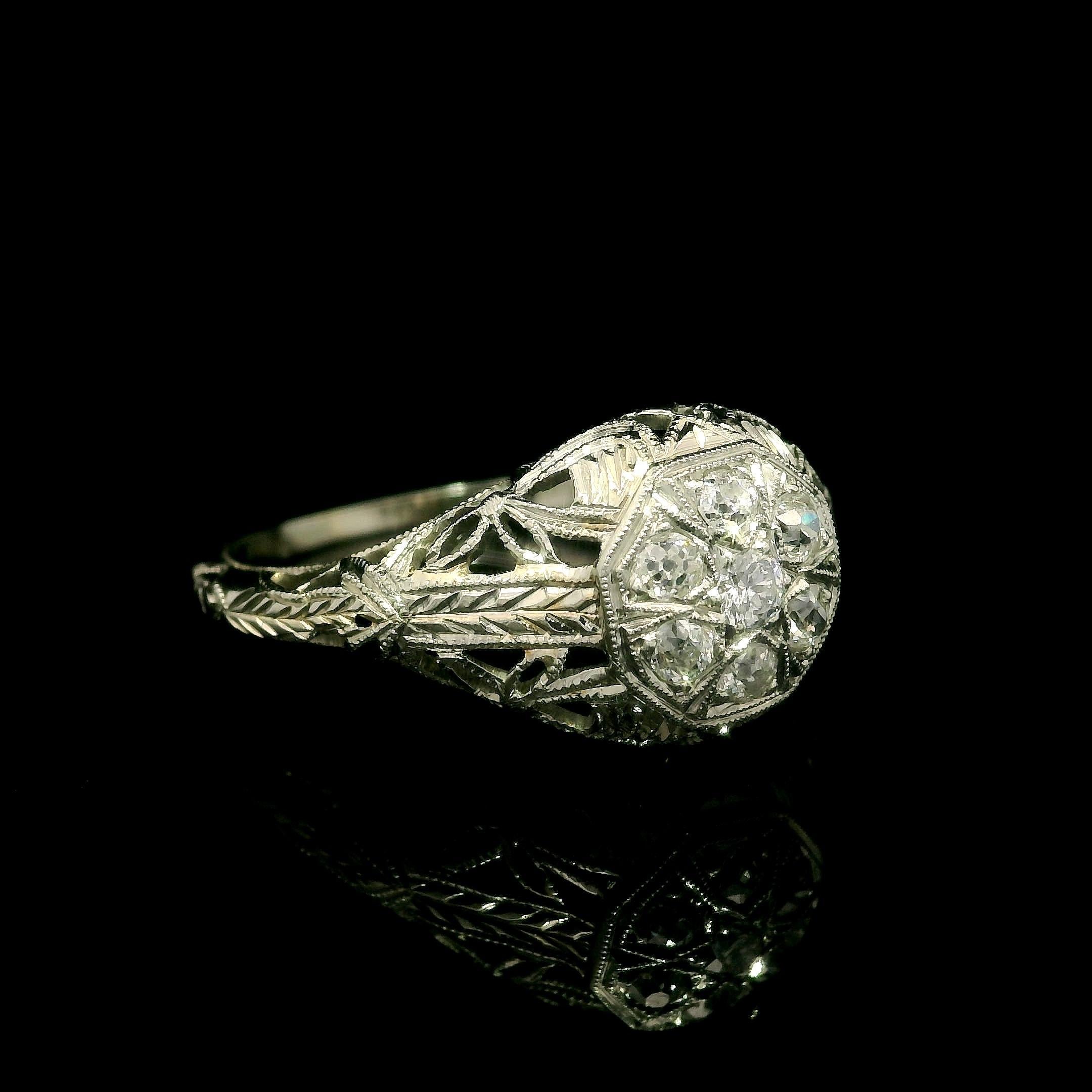 Antiker Art Deco Weißgold .18 Karat Altschliff Diamant Filgree gravierter Arbeitsring (Art déco) im Angebot