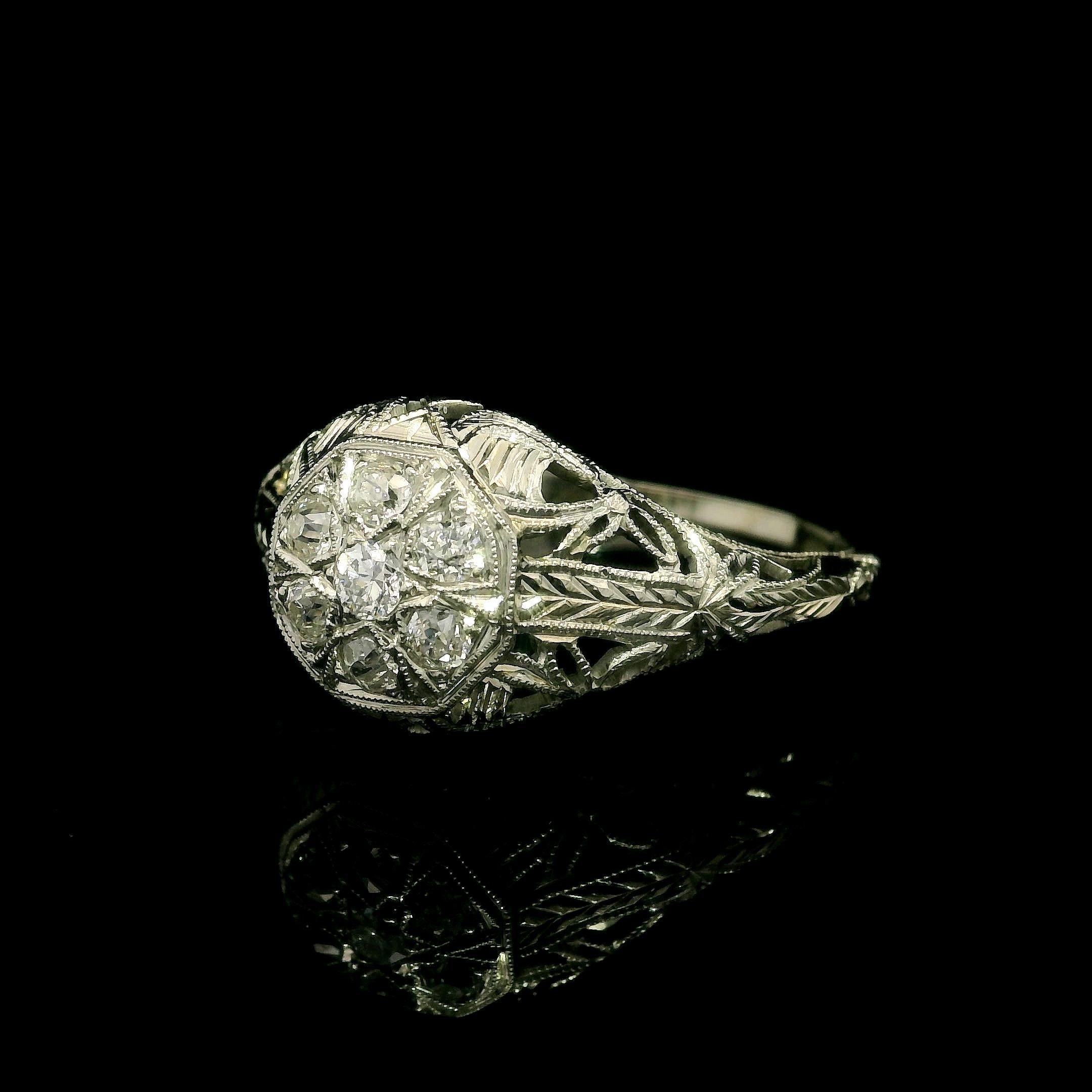 Antiker Art Deco Weißgold .18 Karat Altschliff Diamant Filgree gravierter Arbeitsring (Alteuropäischer Schliff) im Angebot