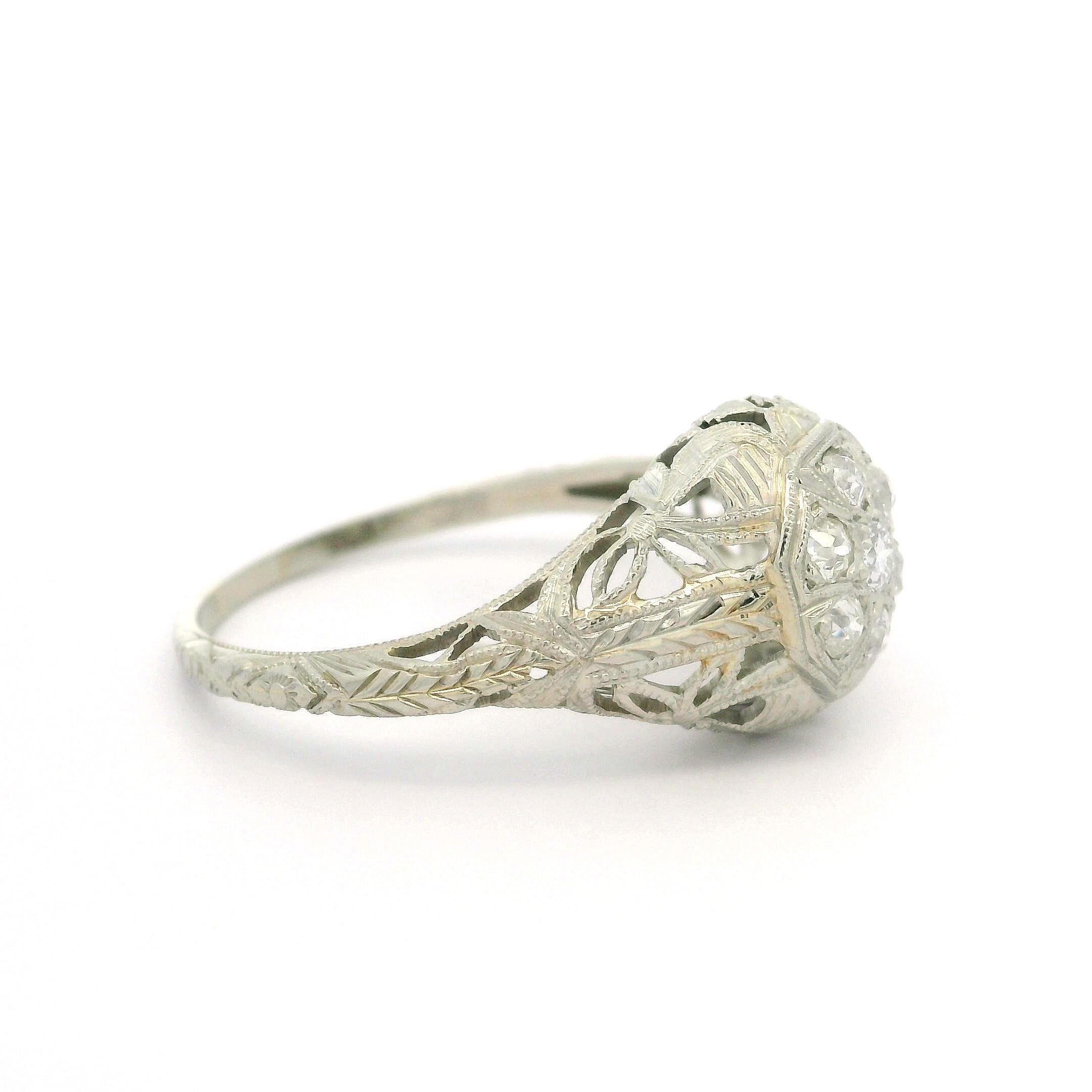Antiker Art Deco Weißgold .18 Karat Altschliff Diamant Filgree gravierter Arbeitsring im Zustand „Gut“ im Angebot in Montclair, NJ