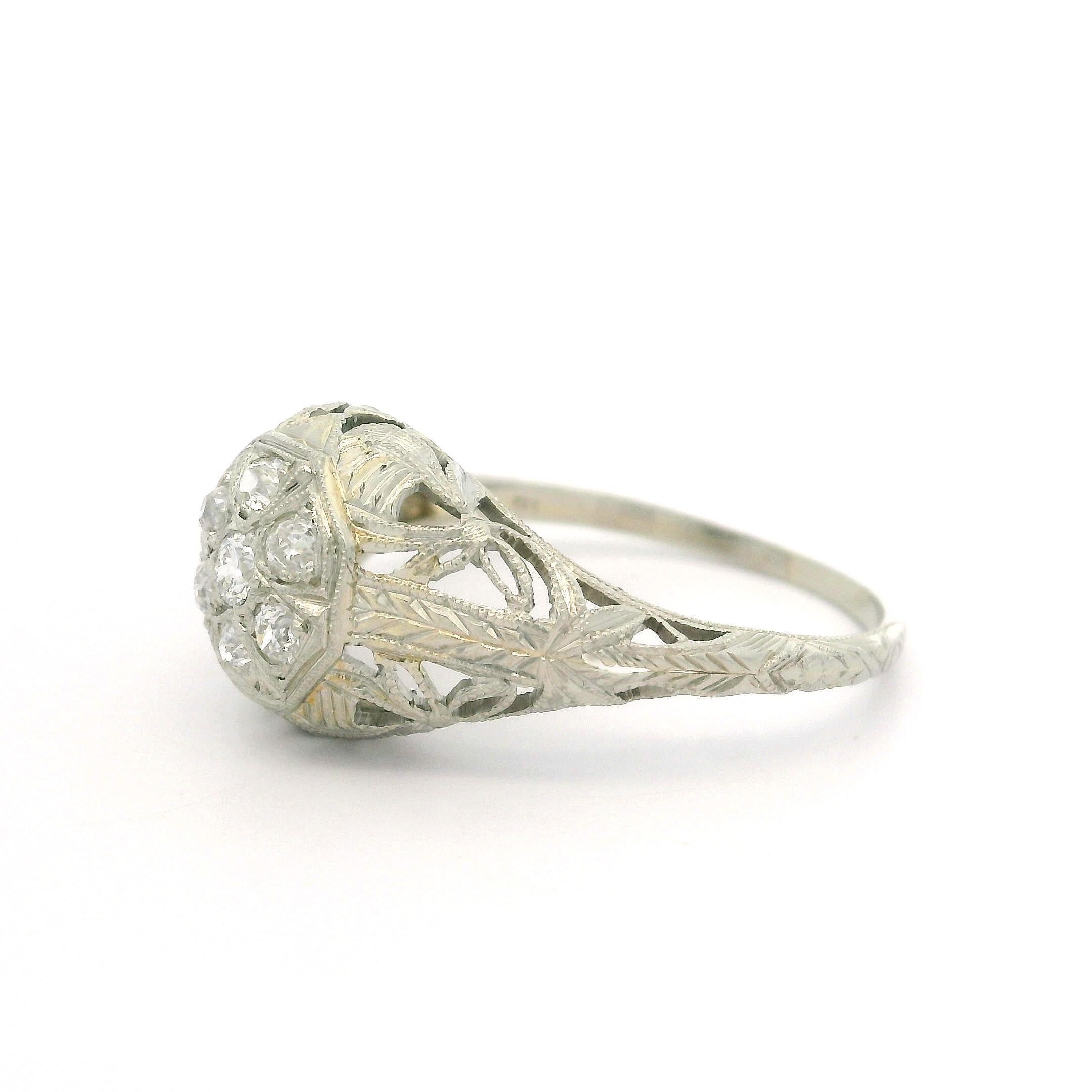 Antiker Art Deco Weißgold .18 Karat Altschliff Diamant Filgree gravierter Arbeitsring im Angebot 1