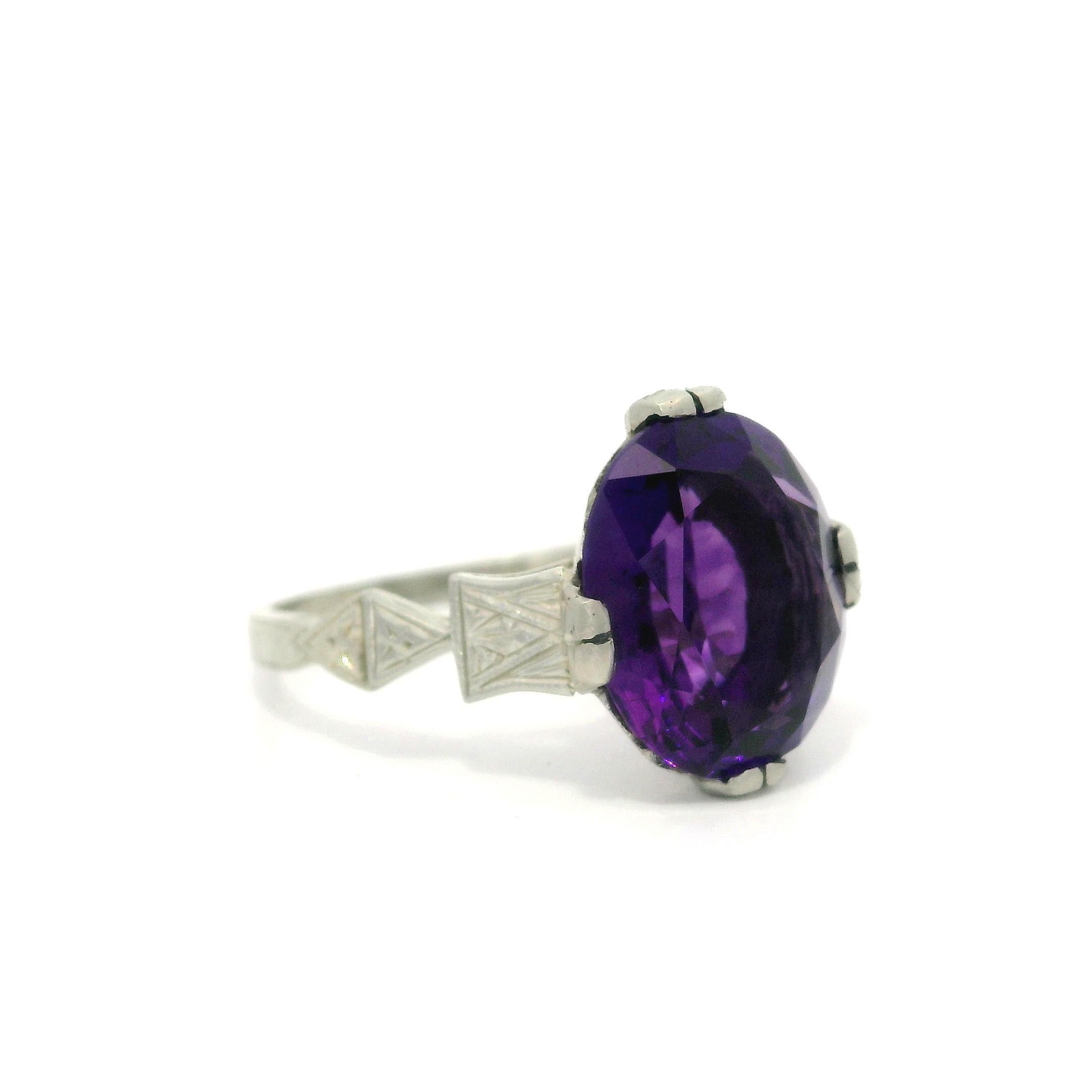 -Stein(e)-
(1) Natürlicher echter Amethyst - Ovalschliff -Zahnkranzbesatz - Dunkles reiches königliches Lila - 3,82ct (ca.)

MATERIAL: Massives 18k Weißgold
Gewicht: 3.3 Gramm
Ringgröße: 7.0 (passt auf den Finger, bitte kontaktieren Sie uns vor dem