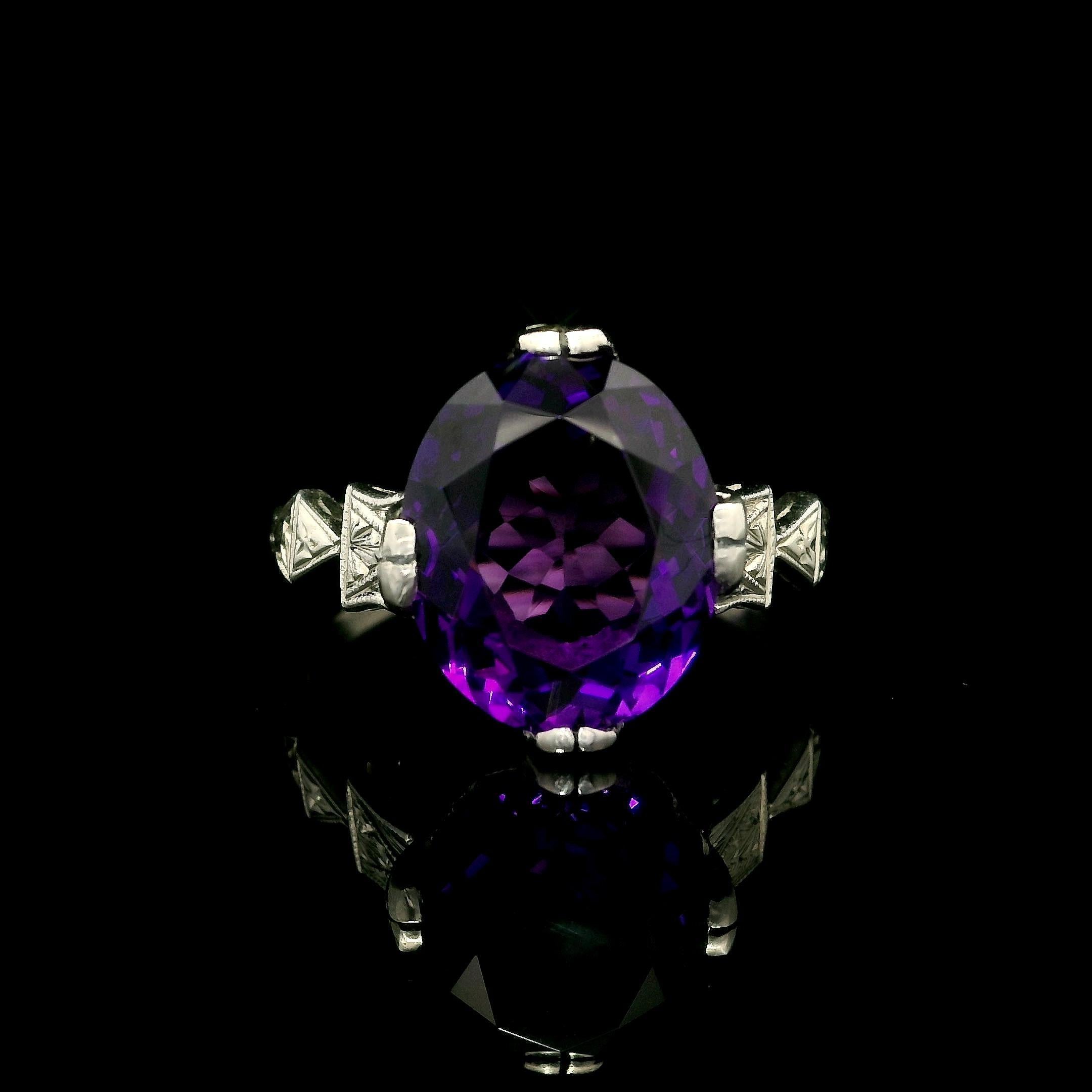 Antiker Art Deco Weißgold 3,82ct Oval Amethyst Solitär Hand graviert Ring im Zustand „Hervorragend“ im Angebot in Montclair, NJ